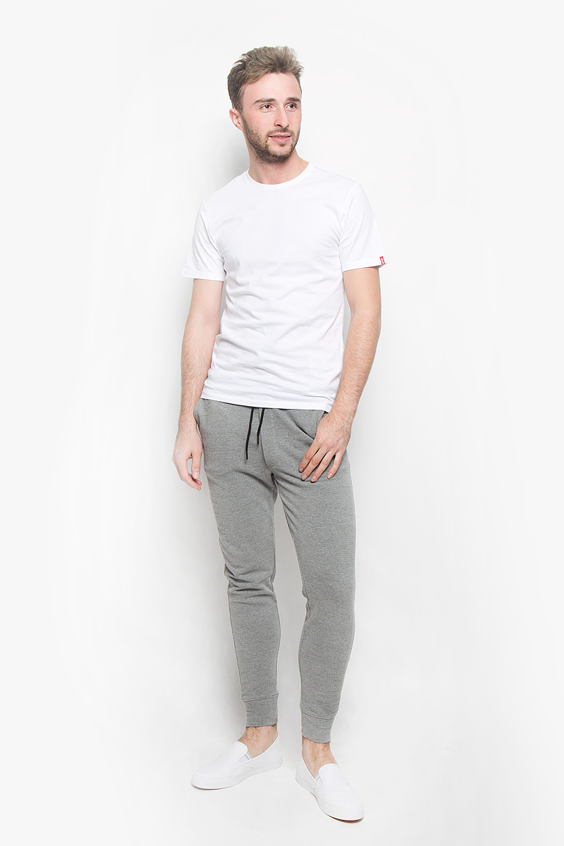Футболка8217600040 Футболка8217600040Стильная мужская футболка Levis®, выполненная из натурального хлопка, прекрасно подойдет для повседневной носки. Материал очень мягкий и приятный на ощупь, не сковывает движения и позволяет коже дышать. Футболка с круглым вырезом горловины и короткими рукавами. Вырез горловины дополнен трикотажной вставкой. Такая модель будет дарить вам комфорт в течение всего дня и станет модным дополнением к вашему гардеробу. В комплект входят две футболки разных цветов.