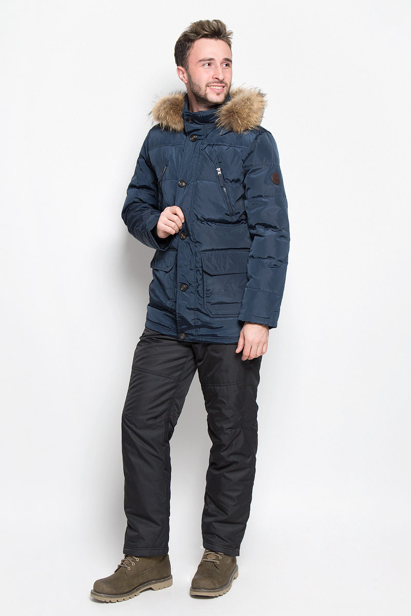 ПуховикCd-226/329-6414 ПуховикCd-226/329-6414Мужской пуховик Sela Casual Wear идеально дополнит ваш образ в холодную погоду. Изделие выполнено из водо- и ветронепроницаемого материала. Подкладка изготовлена из гладкой ткани. В качестве утеплителя используется пух и перо. Куртка с воротником-стойкой и капюшоном застегивается на пластиковую молнию с двумя ветрозащитными планками. Внешняя планка имеет застежки-пуговицы. Капюшон, декорированный съемной опушкой из натурального меха, пристегивается к куртке с помощью молнии. На рукавах предусмотрены мягкие трикотажные манжеты. На груди расположены два прорезных кармана на молниях, в нижней части изделия - два объемных накладных кармана с клапанами на кнопках. С внутренней стороны имеется накладной карман с застежкой- кнопкой. Модель украшена нашивкой. Практичная и теплая куртка послужит отличным дополнением к вашему гардеробу!