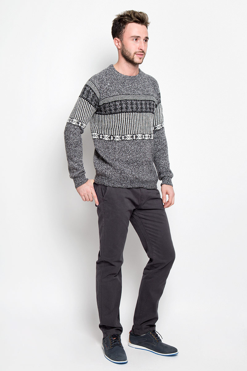 БрюкиP-215/504-6322 БрюкиP-215/504-6322Мужские брюки Sela Casual Wear выполнены из натурального хлопка. Материал изделия тактильно приятный, не стесняет движений и обладает высокими дышащими свойствами. Брюки прямого кроя застегиваются спереди на пуговицы и имеют ширинку на застежке-молнии. На поясе предусмотрены шлевки для ремня. Спереди расположены два втачных кармана и один маленький прорезной, а сзади - два прорезных кармана. Украшено изделие небольшой металлической пластиной. Отличное качество, дизайн и расцветка делают эти брюки стильным предметом мужской одежды. Модель поможет создать модный и современный образ!