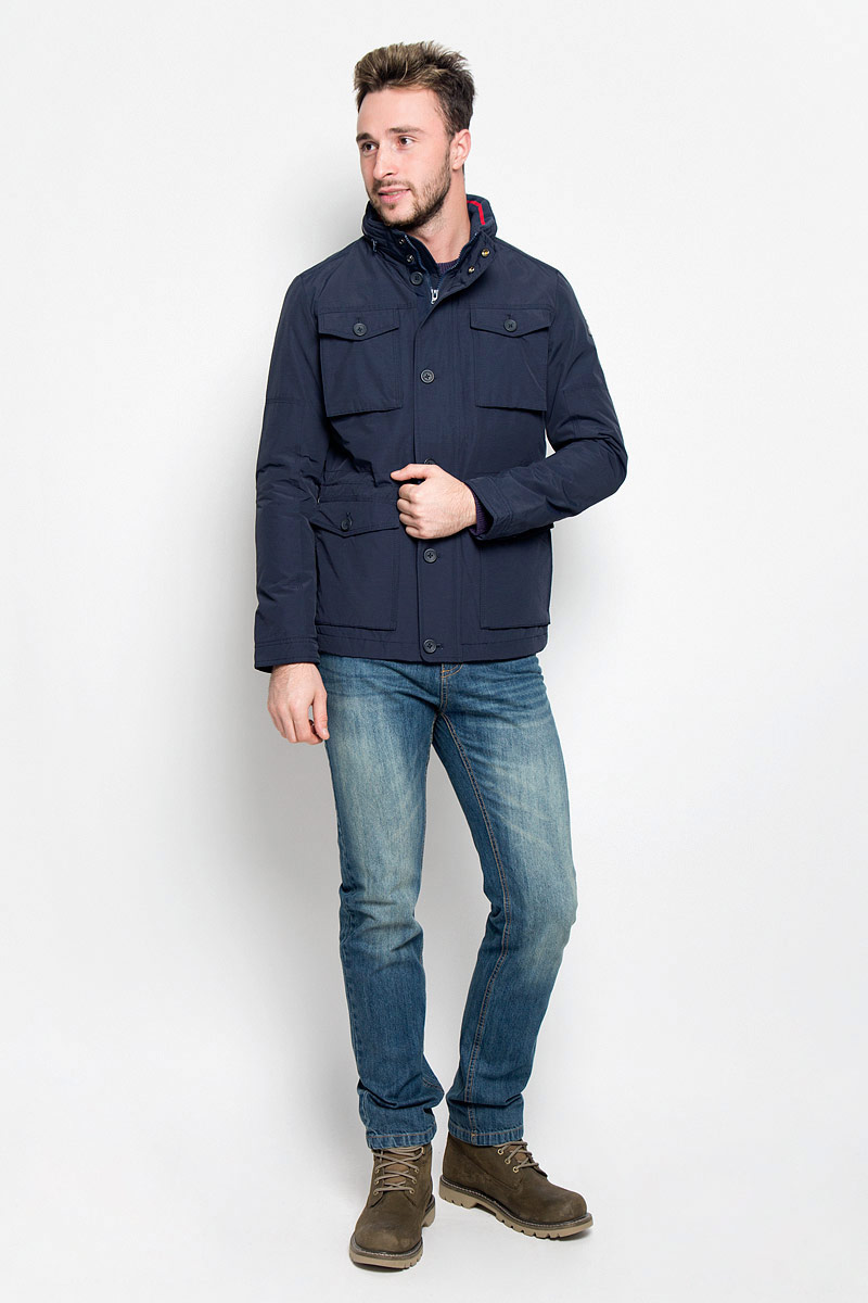 КурткаW4624YO35 КурткаW4624YO35Мужская куртка Wrangler The Field придаст образу безупречный стиль. Изделие выполнено из водоотталкивающей ткани, препятствующей быстрому намоканию. Подкладка изготовлена из гладкого и приятного на ощупь материала. В качестве утеплителя используется полиэстер, который обеспечивает максимальное сохранение тепла. Куртка прямого кроя с воротником-стойкой и капюшоном застегивается на молнию. Модель оснащена двумя ветрозащитными планками. Внешняя планка имеет застежки-пуговицы и кнопки. При необходимости тонкий капюшон можно сложить и зафиксировать в воротнике с помощью молнии. На воротнике предусмотрена мягкая подкладка из трикотажной резинки. Манжеты регулируются по объему при помощи пуговиц. По линии талии куртка дополнена затягивающимся эластичным шнурком со стопперами. Спереди расположены четыре накладных кармана с клапанами на пуговицах, с внутренней стороны - накладной карман на кнопке и прорезной карман на молнии. Изделие украшено нашивкой с название бренда. ...
