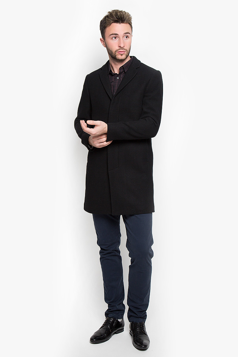Пальто16051763_Black Пальто16051763_BlackСтильное мужское пальто Selected Homme, выполненное из полиэстера с добавлением шерсти, нейлона и кашемира, согреет вас в прохладную погоду. Модель с лацканами и длинными рукавами застегивается на три пуговицы. Спереди имеются два втачных кармана на кнопки. С внутренней стороны два кармашка. В этом пальто вам будет уютно и комфортно.