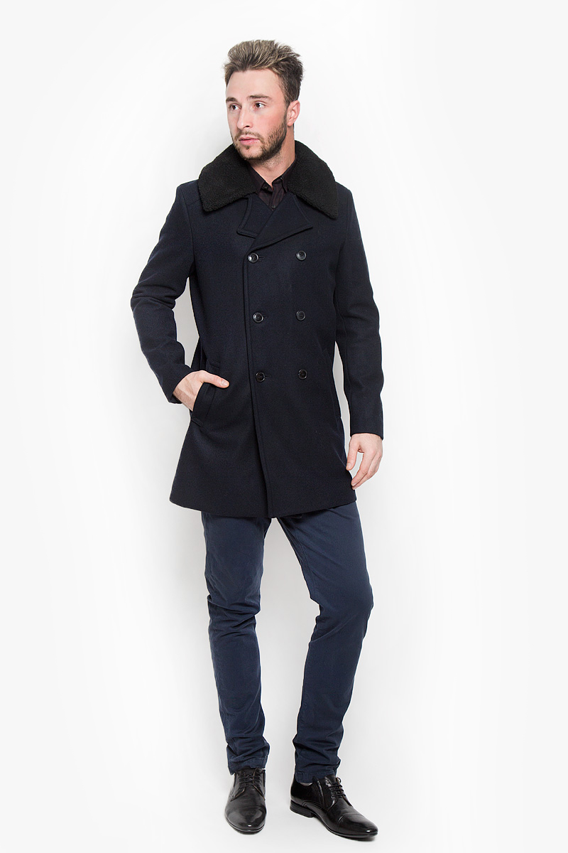 Пальто16052479_Dark Navy Пальто16052479_Dark NavyСтильное мужское пальто Selected Homme Indigo дополнит ваш образ и подчеркнет индивидуальность. Оно изготовлено из высококачественного материала, обеспечивающего комфорт и удобство при носке. Благодаря содержанию в составе шерсти, изделие максимально сохраняет тепло. Основная подкладка выполнена из сочетания вискозы и полиэстера, подкладка рукавов - из 100% полиэстера. Пальто с длинными рукавами и отложным воротником с лацканами застегивается на три пуговицы и дополнен декоративными пуговицами. Воротник дополнен отстегивающимся мехом на пуговицах. Модель оснащена двумя втачными карманами. С внутренней стороны расположен один карман на застежке-молнии. Этот модное пальто станет отличным дополнением к вашему гардеробу!