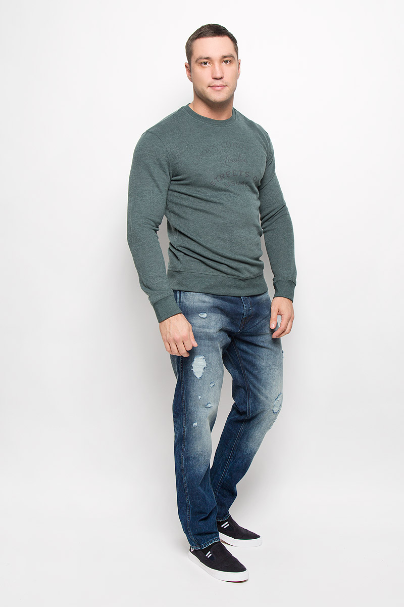 Свитшот16051414_Blueberry Свитшот16051414_BlueberryМужской свитшот Selected Homme Heritage, выполненный из хлопка с добавлением полиэстера, идеально подойдет для повседневной носки. Материал очень мягкий, тактильно приятный, не сковывает движения и хорошо пропускает воздух. Изнаночная сторона с небольшими петельками. Свитшот с круглым вырезом горловины и длинными рукавами оформлен принтовыми надписями. Вырез горловины и низ изделия дополнены трикотажной резинкой. На рукавах предусмотрены широкие манжеты. Современный дизайн и отличное качество делают этот свитшот стильным и практичным предметом мужской одежды. Такая модель подарит вам комфорт в течение всего дня!