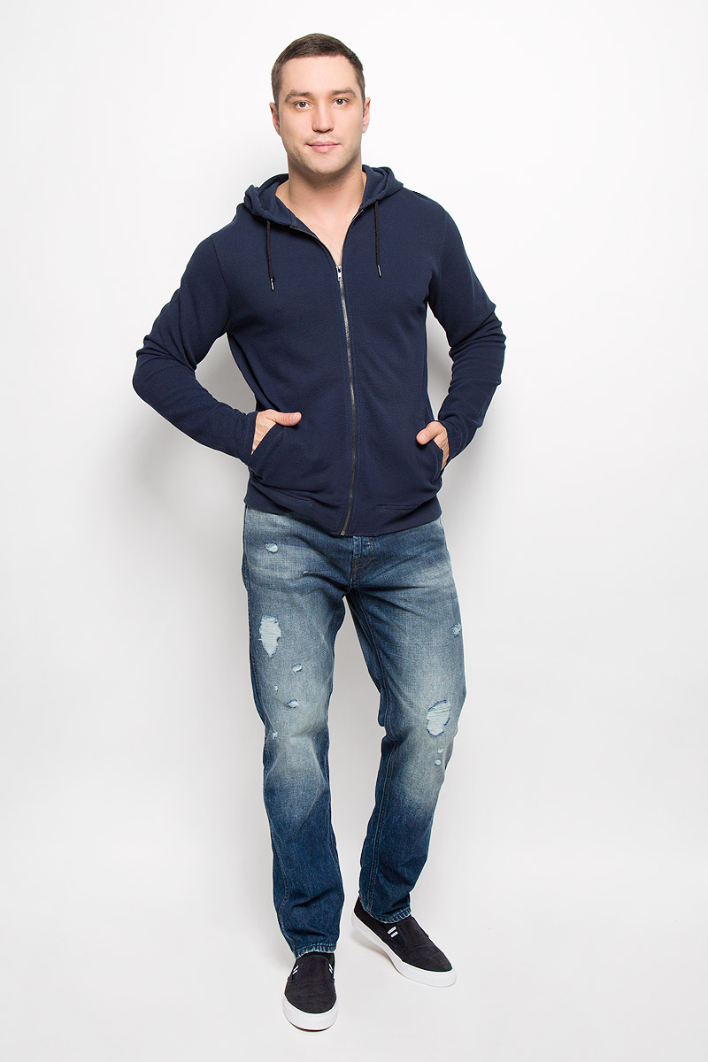 Толстовка22004475_Dress Blues Толстовка22004475_Dress BluesСтильная мужская толстовка Only & Sons, изготовленная из хлопка и полиэстера, необычайно мягкая и приятная на ощупь, не сковывает движения. Модель с капюшоном и длинными рукавами застегивается на металлическую застежку-молнию. Капюшон дополнен шнурком-застежкой. Низ модели обработан эластичной манжетой. Спереди модель оформлена двумя прорезными карманами. Эта модная и в тоже время комфортная толстовка отличный вариант как для активного отдыха, так и для занятий спортом!