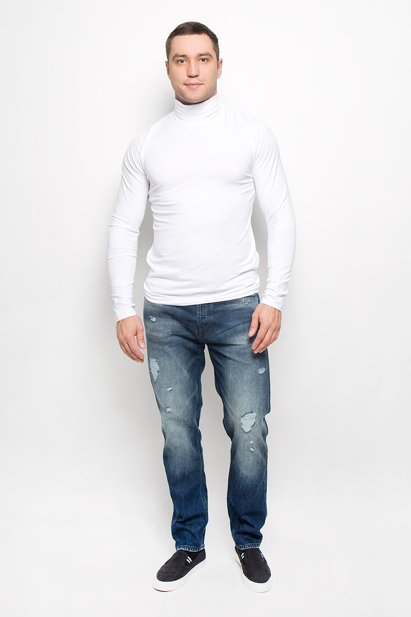 Водолазка12111130_Black Водолазка12111130_BlackМужская водолазка Jack & Jones Premium выполнена из высококачественного хлопка пима с добавлением эластана. Пима легче и прочнее чем обычный хлопок, шелковистый и очень мягкий на ощупь. Изделие не стесняет движений, обладает высокими дышащими свойствами. Модель с воротником-гольф и длинными рукавами имеет прямой силуэт. Элегантная водолазка подчеркнет достоинства вашей фигуры и позволит вам выглядеть стильно и современно. Однотонная модель станет базовым предметом одежды в вашем гардеробе.