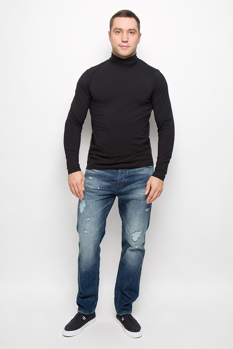 Водолазка12111130_Black Водолазка12111130_BlackМужская водолазка Jack & Jones Premium выполнена из высококачественного хлопка пима с добавлением эластана. Пима легче и прочнее чем обычный хлопок, шелковистый и очень мягкий на ощупь. Изделие не стесняет движений, обладает высокими дышащими свойствами. Модель с воротником-гольф и длинными рукавами имеет прямой силуэт. Элегантная водолазка подчеркнет достоинства вашей фигуры и позволит вам выглядеть стильно и современно. Однотонная модель станет базовым предметом одежды в вашем гардеробе.