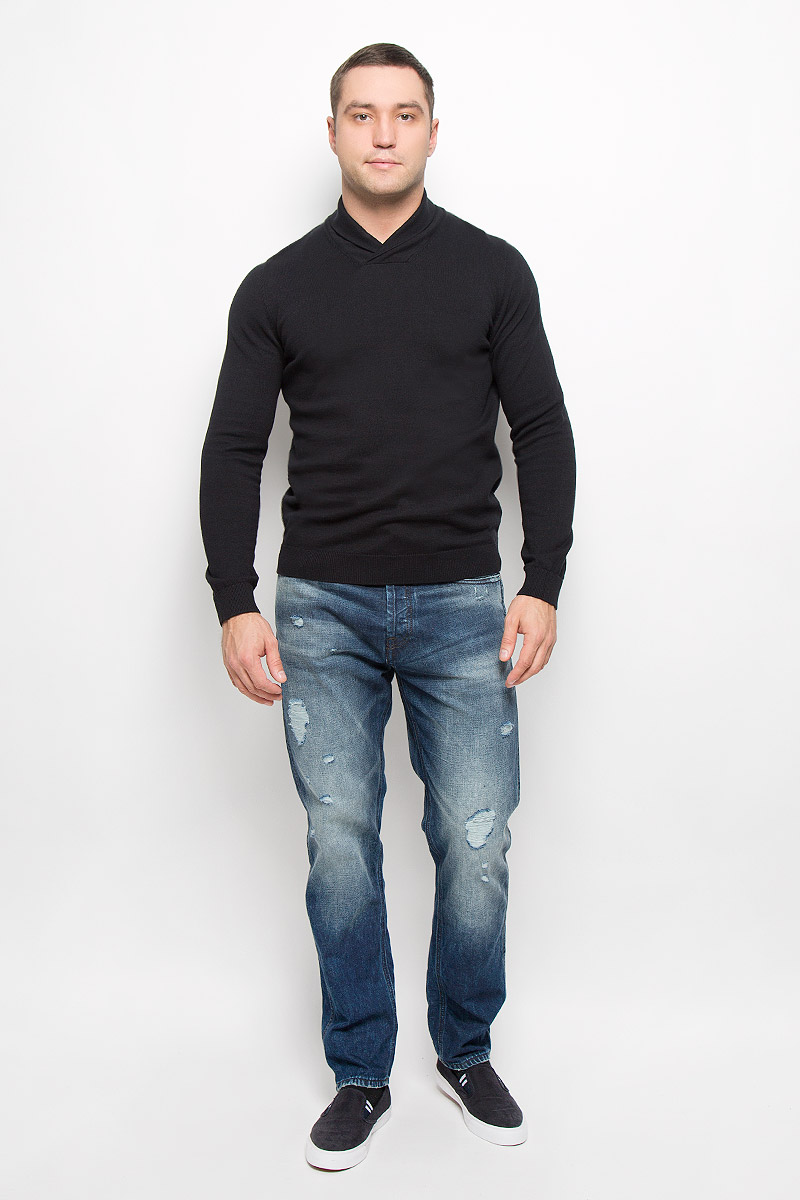 Джемпер12110636_Black Джемпер12110636_BlackСтильный мужской джемпер Jack & Jones, выполненный из натурального хлопка, станет стильным дополнением к вашему образу. Материал изделия очень мягкий и тактильно приятный, не стесняет движений, хорошо пропускает воздух. Джемпер с воротником-шалью и длинными рукавами. Манжеты рукавов и низ изделия связаны резинкой. Джемпер - идеальный вариант для создания образа в стиле Casual. Он подарит вам уют и комфорт в течение всего дня.