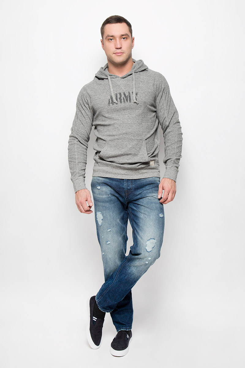 Джинсы12110702_Blue Denim Джинсы12110702_Blue DenimМодные мужские джинсы Jack & Jones Jeans Intelligence - это джинсы высочайшего качества, которые прекрасно сидят. Они выполнены из натурального хлопка, что обеспечивает комфорт и удобство при носке. Джинсы-слим стандартной посадки станут отличным дополнением к вашему современному образу. Модель застегиваются на пуговицу в поясе и ширинку на пуговицах, дополнены шлевками для ремня. Джинсы имеют классический пятикарманный крой: спереди расположено два втачных кармана и один маленький накладной карман, а сзади - два накладных кармана. Модель оформлена потертостями и рваным эффектом. Эти модные и в то же время комфортные джинсы послужат отличным дополнением к вашему гардеробу.