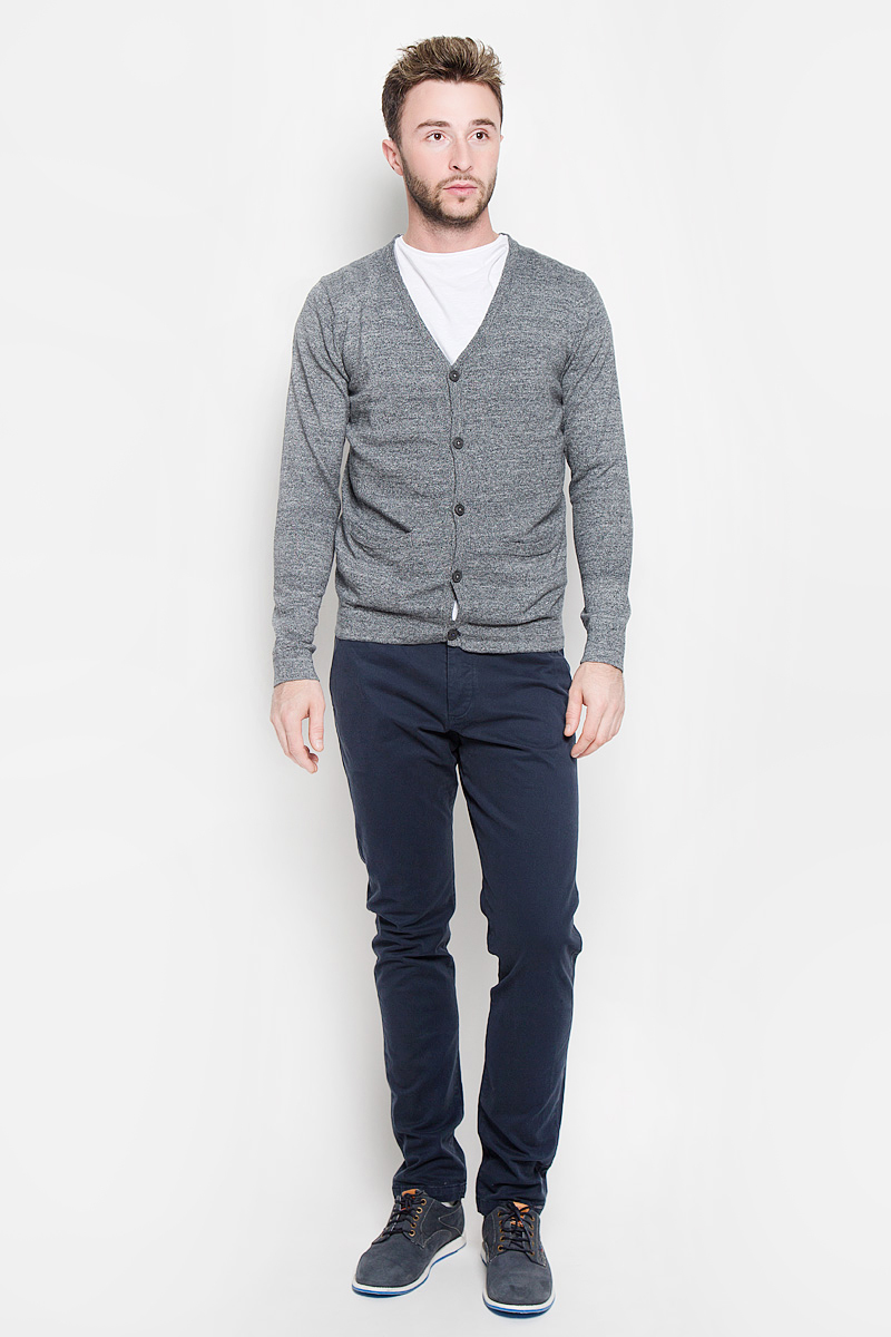 Кардиган12109920_Grey Melange Кардиган12109920_Grey MelangeСтильный мужской кардиган Jack & Jones выполнен из натурального хлопка, благодаря чему великолепно сохраняет тепло, позволяет коже дышать и обладает высокой износостойкостью и эластичностью. Модель с длинными рукавами и V-образным вырезом горловины согреет вас в прохладные дни. Кардиган застегивается на пуговицы. Спереди кардиган дополнен двумя накладными карманами. Модный и уютный кардиган - идеальный вариант для создания уникального образа. Такая модель будет дарить вам комфорт в течение всего дня и послужит замечательным дополнением к вашему гардеробу.