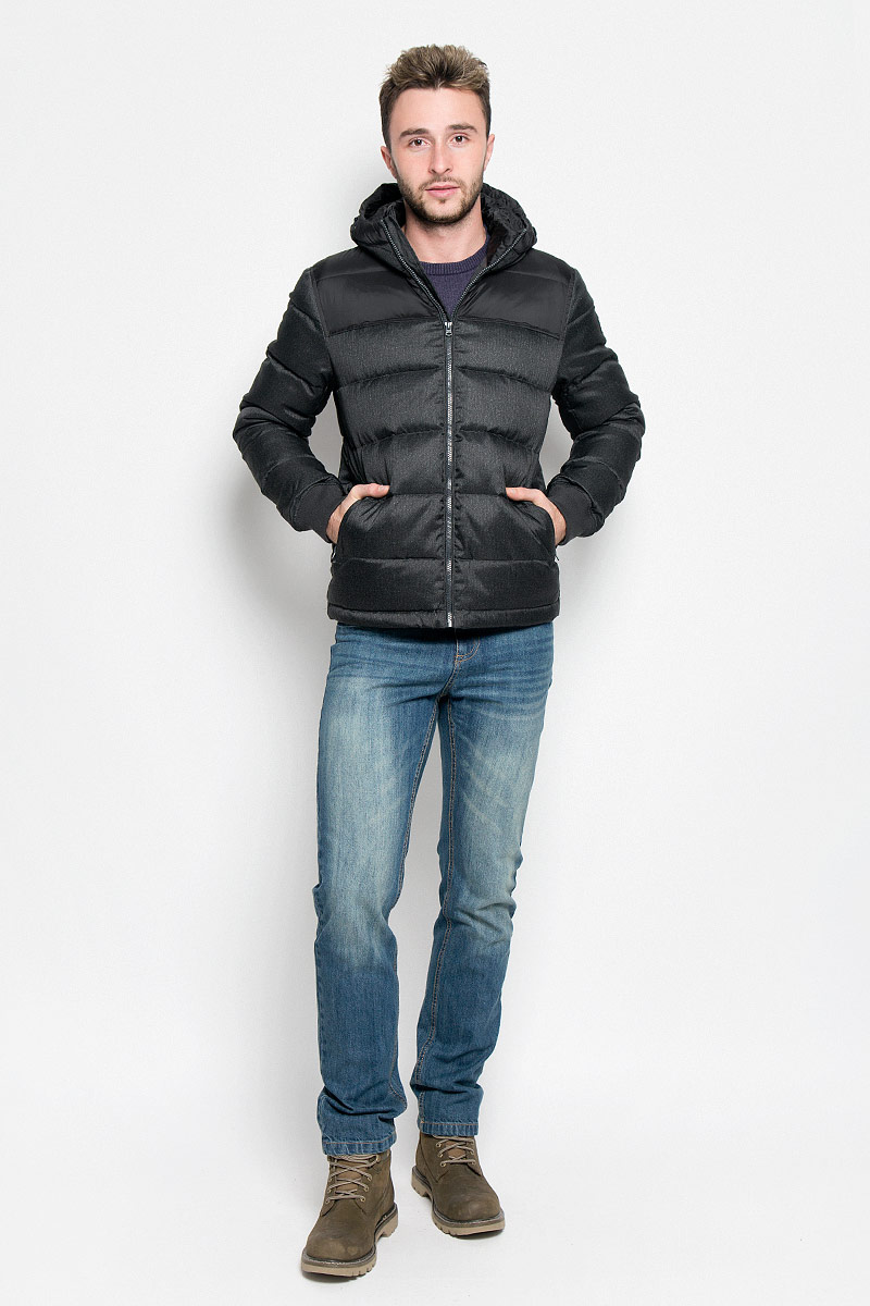 КурткаW4635YURQ КурткаW4635YURQМужская куртка Wrangler, выполненная из высококачественного комбинированного материала, придаст образу безупречный стиль. Подкладка изготовлена из гладкого и приятного на ощупь материала. В качестве утеплителя используется утиный пух и перо. Куртка прямого кроя с несъемным капюшоном застегивается на застежку-молнию с внутренней ветрозащитной планкой. Край капюшона дополнен шнурком-кулиской. Низ рукавов обработан трикотажными эластичными манжетами. Спереди расположено два прорезных кармана на молниях, с внутренней стороны - прорезной карман на застежке-молнии. На левом рукаве расположена небольшая фирменная нашивка. Практичная и теплая куртка послужит отличным дополнением к вашему гардеробу!