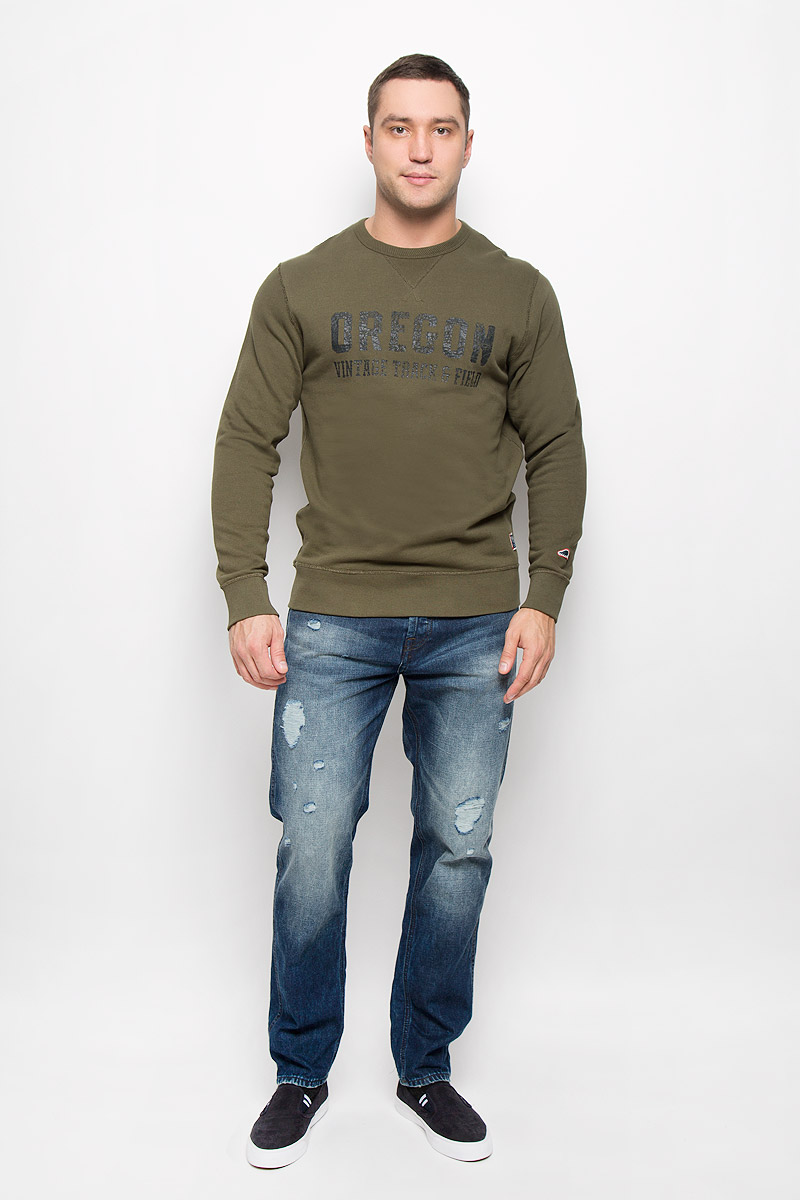Свитшот12109228_Olive Night Свитшот12109228_Olive NightМужской свитшот Jack & Jones Vintage, выполненный из натурального хлопка, идеально подойдет для повседневной носки. Материал очень мягкий, тактильно приятный, не сковывает движения и обладает высокими дышащими свойствами. Изнаночная сторона с небольшими петельками. Свитшот с круглым вырезом горловины и длинными рукавами оформлен термоаппликацией в виде надписи. На рукавах предусмотрены широкие манжеты. Низ изделия дополнен трикотажной резинкой. Изделие украшено фирменными нашивками. Современный дизайн и отличное качество делают этот свитшот стильным и практичным предметом мужской одежды. Такая модель подарит вам комфорт в течение всего дня!
