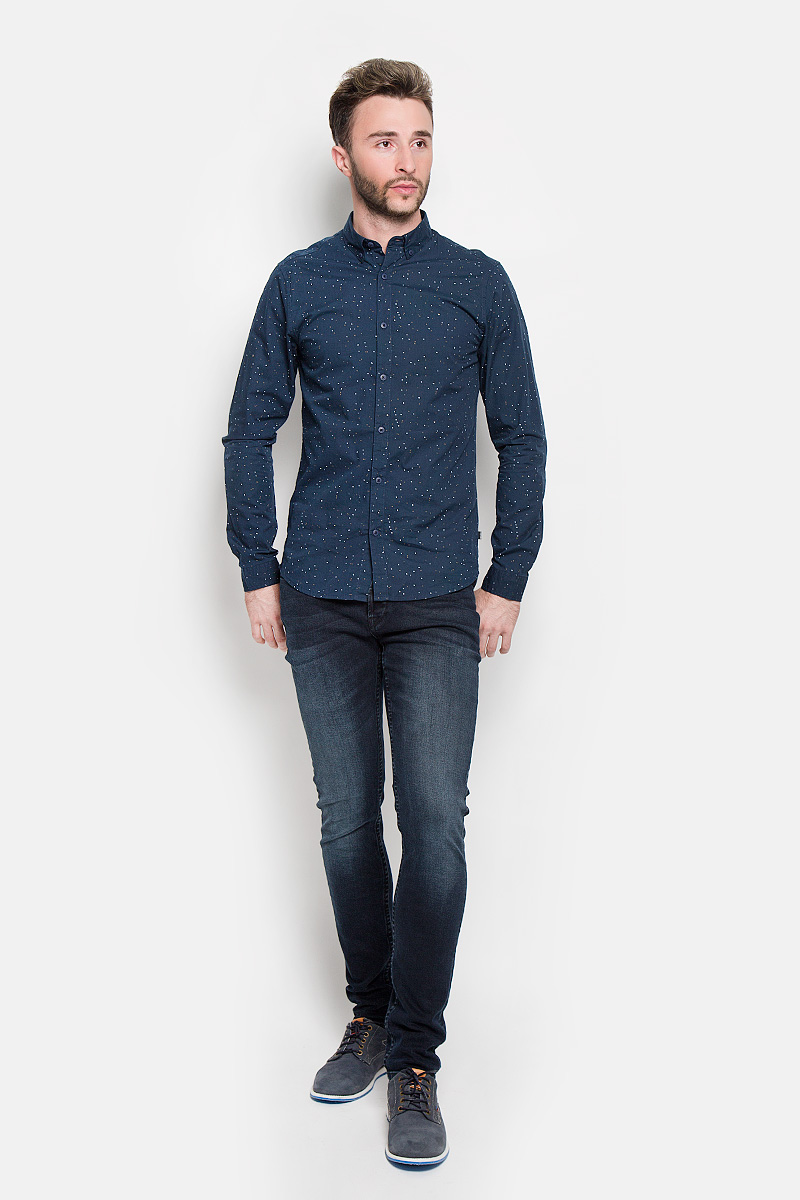 Рубашка22004463_Dress Blues Рубашка22004463_Dress BluesСтильная мужская рубашка Only & Sons, выполненная из натурального хлопка, подчеркнет ваш уникальный стиль и поможет создать оригинальный образ. Такой материал великолепно пропускает воздух, а также обладает высокой гигроскопичностью. Рубашка slim fit с длинными рукавами и отложным воротником застегивается на пуговицы спереди. Манжеты рукавов также застегиваются на пуговицы. Рубашка оформлена принтом в виде мелких пятнышек. Классическая рубашка - превосходный вариант для базового мужского гардероба и отличное решение на каждый день. Такая рубашка будет дарить вам комфорт в течение всего дня и послужит замечательным дополнением к вашему гардеробу.