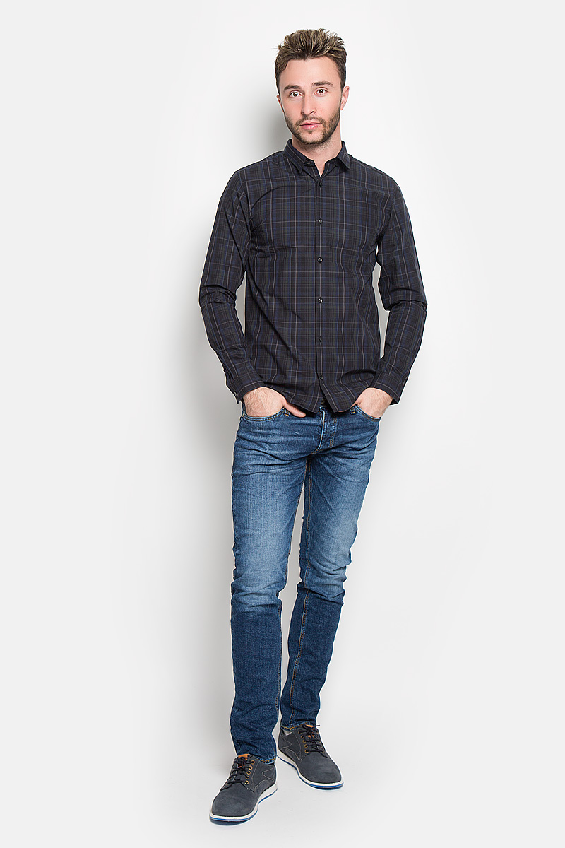 Рубашка12108807_Sassafras Рубашка12108807_SassafrasСтильная мужская рубашка Jack & Jones, выполненная из натурального хлопка, подчеркнет ваш уникальный стиль и поможет создать оригинальный образ. Такой материал великолепно пропускает воздух, а также обладает высокой гигроскопичностью. Рубашка slim fit с длинными рукавами и отложным воротником застегивается на пуговицы спереди. Манжеты рукавов также застегиваются на пуговицы. Рубашка оформлена принтом в клетку. Классическая рубашка - превосходный вариант для базового мужского гардероба и отличное решение на каждый день. Такая рубашка будет дарить вам комфорт в течение всего дня и послужит замечательным дополнением к вашему гардеробу.