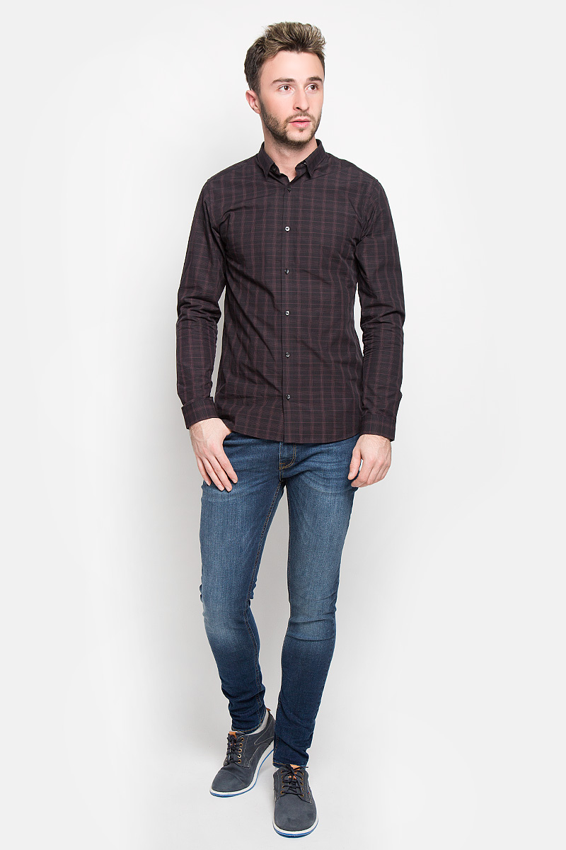 Рубашка12108807_Sassafras Рубашка12108807_SassafrasСтильная мужская рубашка Jack & Jones, выполненная из натурального хлопка, подчеркнет ваш уникальный стиль и поможет создать оригинальный образ. Такой материал великолепно пропускает воздух, а также обладает высокой гигроскопичностью. Рубашка slim fit с длинными рукавами и отложным воротником застегивается на пуговицы спереди. Манжеты рукавов также застегиваются на пуговицы. Рубашка оформлена принтом в клетку. Классическая рубашка - превосходный вариант для базового мужского гардероба и отличное решение на каждый день. Такая рубашка будет дарить вам комфорт в течение всего дня и послужит замечательным дополнением к вашему гардеробу.