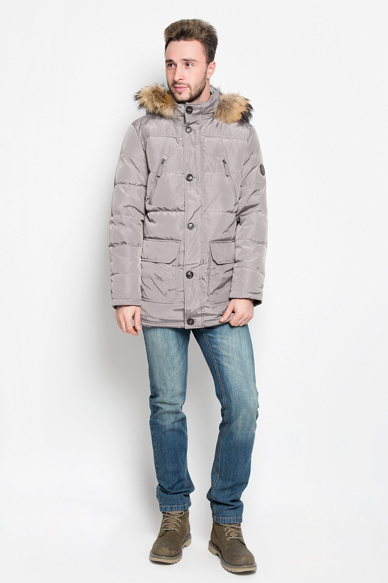 КурткаCd-226/329-6414 КурткаCd-226/329-6414Мужской пуховик Sela Casual Wear идеально дополнит ваш образ в холодную погоду. Изделие выполнено из водо- и ветронепроницаемого материала. Подкладка изготовлена из гладкой ткани. В качестве утеплителя используется пух и перо. Куртка с воротником-стойкой и капюшоном застегивается на пластиковую молнию с двумя ветрозащитными планками. Внешняя планка имеет застежки-пуговицы. Капюшон, декорированный съемной опушкой из натурального меха, пристегивается к куртке с помощью молнии. На рукавах предусмотрены мягкие трикотажные манжеты. На груди расположены два прорезных кармана на молниях, в нижней части изделия - два объемных накладных кармана с клапанами на кнопках. С внутренней стороны имеется накладной карман с застежкой- кнопкой. Модель украшена нашивкой. Практичная и теплая куртка послужит отличным дополнением к вашему гардеробу!
