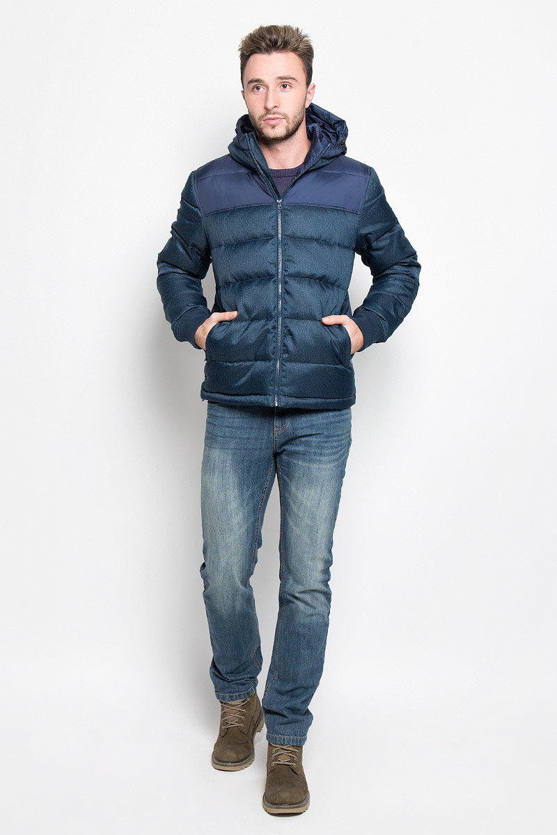 КурткаW4635YURQ КурткаW4635YURQМужская куртка Wrangler, выполненная из высококачественного комбинированного материала, придаст образу безупречный стиль. Подкладка изготовлена из гладкого и приятного на ощупь материала. В качестве утеплителя используется утиный пух и перо. Куртка прямого кроя с несъемным капюшоном застегивается на застежку-молнию с внутренней ветрозащитной планкой. Край капюшона дополнен шнурком-кулиской. Низ рукавов обработан трикотажными эластичными манжетами. Спереди расположено два прорезных кармана на молниях, с внутренней стороны - прорезной карман на застежке-молнии. На левом рукаве расположена небольшая фирменная нашивка. Практичная и теплая куртка послужит отличным дополнением к вашему гардеробу!
