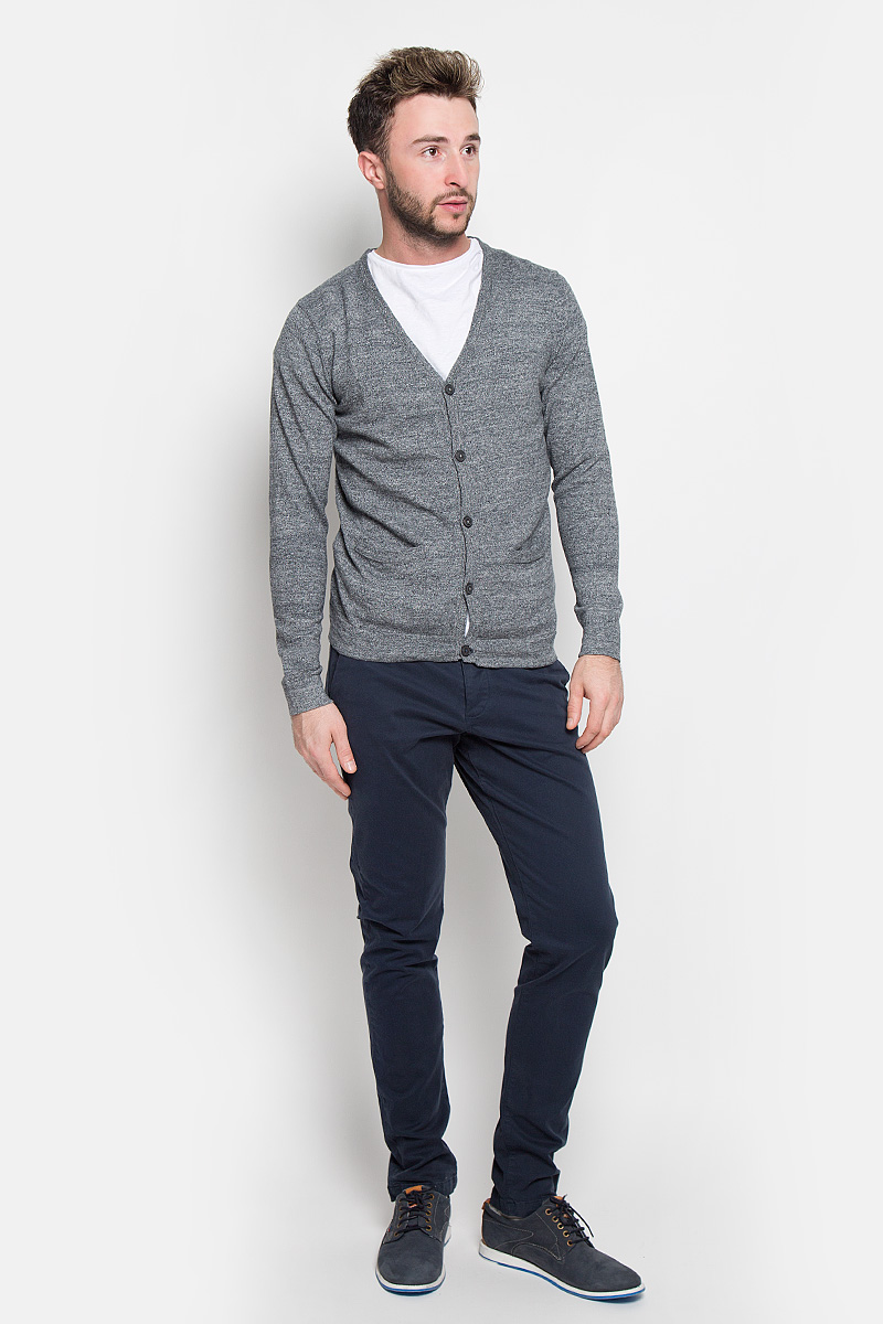 Брюки12111474_Navy Blazer Брюки12111474_Navy BlazerСтильные мужские брюки Jack & Jones выполненные из натурального хлопка с добавлением эластана, подходят большинству мужчин. Модель прямого кроя станет отличным дополнением к вашему современному образу. Модель застегивается на пуговицы, также имеются шлевки для ремня. Спереди изделие оформлено двумя втачными карманами и одним маленьким секретным, сзади - двумя карманами. Эти модные и в тоже время комфортные брюки послужат отличным дополнением к вашему гардеробу. В них вы всегда будете чувствовать себя уютно и комфортно.