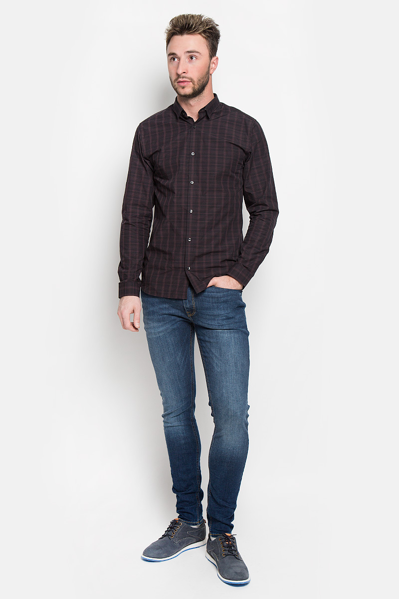 Джинсы12110056_Blue Denim Джинсы12110056_Blue DenimМодные мужские джинсы Jack & Jones - это джинсы высочайшего качества, которые прекрасно сидят. Они выполнены из высококачественного эластичного хлопка с добавлением полиэстера, что обеспечивает комфорт и удобство при носке. Джинсы скинни стандартной посадки станут отличным дополнением к вашему современному образу. Джинсы застегиваются на пуговицу в поясе и ширинку на застежке-молнии, дополнены шлевками для ремня. Джинсы имеют классический пятикарманный крой: спереди модель дополнена двумя втачными карманами и одним маленьким накладным кармашком, а сзади - двумя накладными карманами. Модель оформлена перманентными складками и эффектом потертости. Эти модные и в то же время комфортные джинсы послужат отличным дополнением к вашему гардеробу.