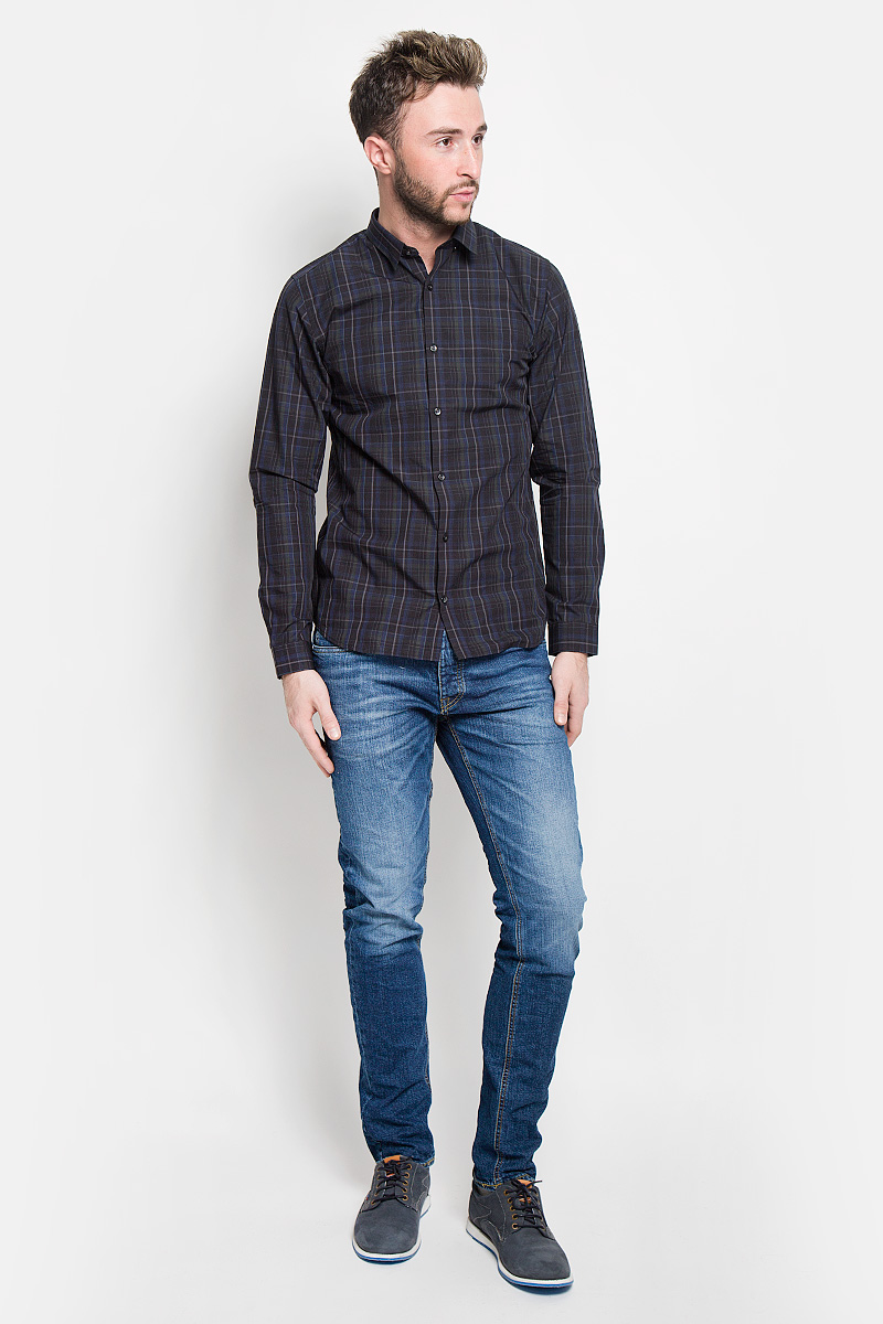 Джинсы12110047_Blue Denim Джинсы12110047_Blue DenimМодные мужские джинсы Jack & Jones - это джинсы высочайшего качества, которые прекрасно сидят. Они выполнены из высококачественного эластичного хлопка, что обеспечивает комфорт и удобство при носке. Джинсы слим стандартной посадки станут отличным дополнением к вашему современному образу. Джинсы застегиваются на пуговицу в поясе и ширинку на пуговицах, дополнены шлевками для ремня. Джинсы имеют классический пятикарманный крой: спереди модель дополнена двумя втачными карманами и одним маленьким накладным кармашком, а сзади - двумя накладными карманами. Модель оформлена перманентными складками и эффектом потертости. Эти модные и в то же время комфортные джинсы послужат отличным дополнением к вашему гардеробу.