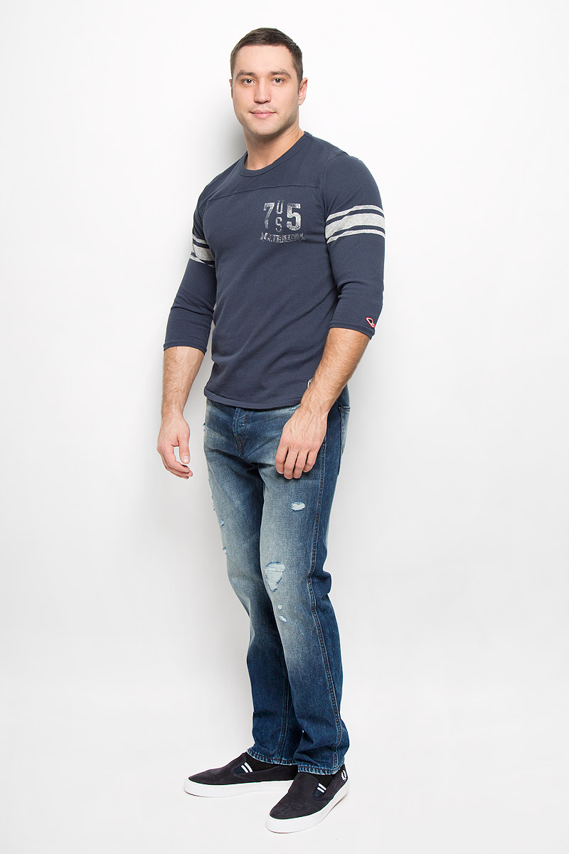 Лонгслив12110326_Cloud Dancer Лонгслив12110326_Cloud DancerМужской лонгслив Jack & Jones, изготовленный из натурального хлопка, станет отличным дополнением к вашему гардеробу. Материал изделия приятный на ощупь, не сковывает движений и позволяет коже дышать. Модель с круглым вырезом горловины и рукавами длинной 7/8 оформлена оригинальным принтом. Современный дизайн и расцветка делают этот лонгслив стильным предметом мужской одежды. Такая модель подарит вам комфорт в течение всего дня.