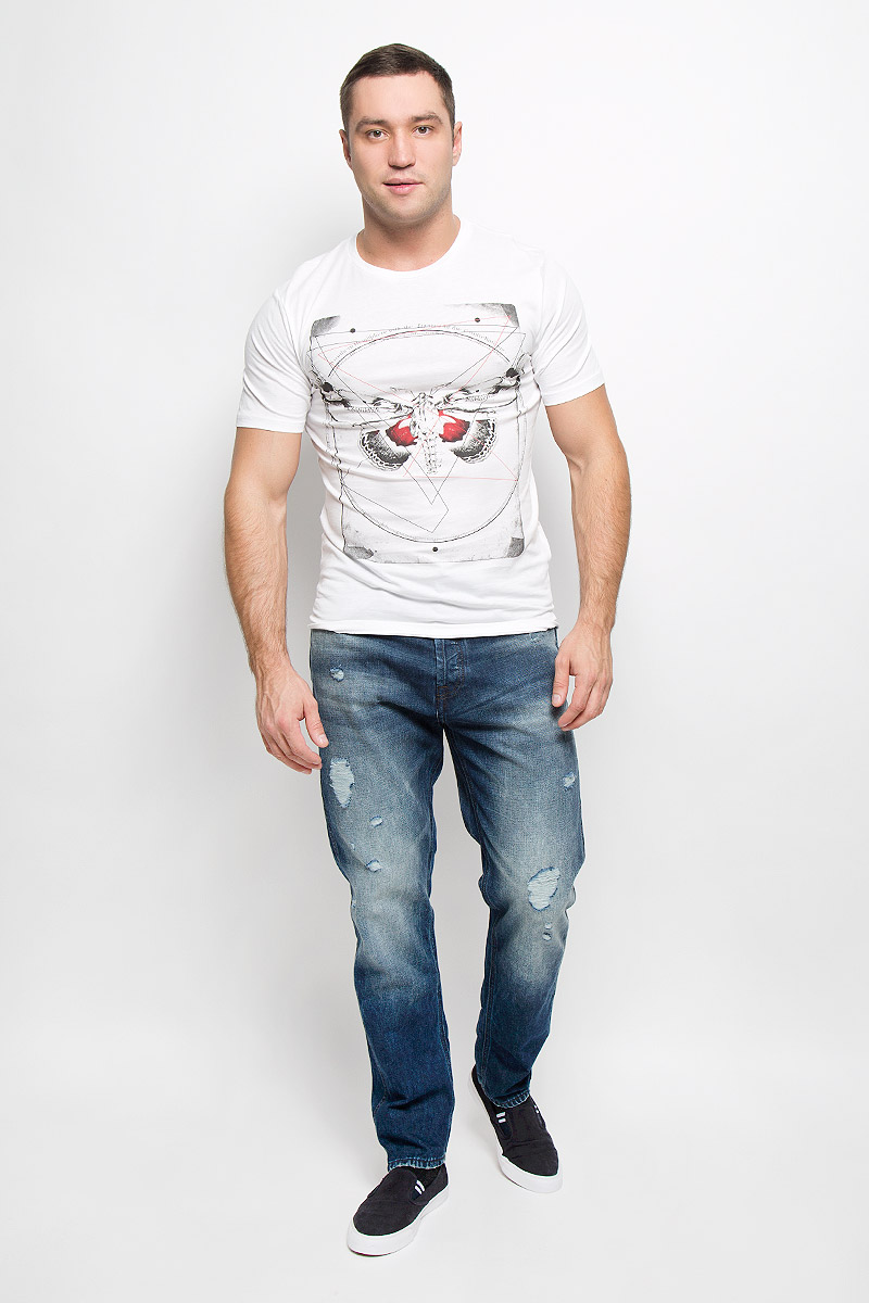 Футболка22004507_White Футболка22004507_WhiteМужская футболка Only & Sons, выполненная из натурального хлопка, идеально подойдет для повседневной носки. Материал очень мягкий и тактильно приятный, не стесняет движений, обладает высокими дышащими свойствами. Футболка с круглым вырезом горловины и короткими рукавами оформлена оригинальным принтом с надписью. Изделие украшено фирменной нашивкой. Такая футболка займет достойное место в вашем гардеробе и обеспечит вам комфорт в течение всего дня!