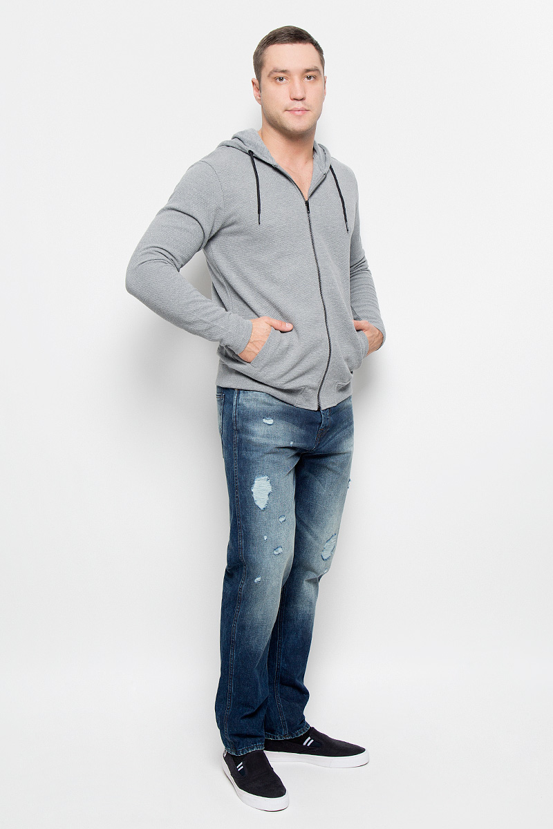 Толстовка22004475_Dress Blues Толстовка22004475_Dress BluesСтильная мужская толстовка Only & Sons, изготовленная из хлопка и полиэстера, необычайно мягкая и приятная на ощупь, не сковывает движения. Модель с капюшоном и длинными рукавами застегивается на металлическую застежку-молнию. Капюшон дополнен шнурком-застежкой. Низ модели обработан эластичной манжетой. Спереди модель оформлена двумя прорезными карманами. Эта модная и в тоже время комфортная толстовка отличный вариант как для активного отдыха, так и для занятий спортом!