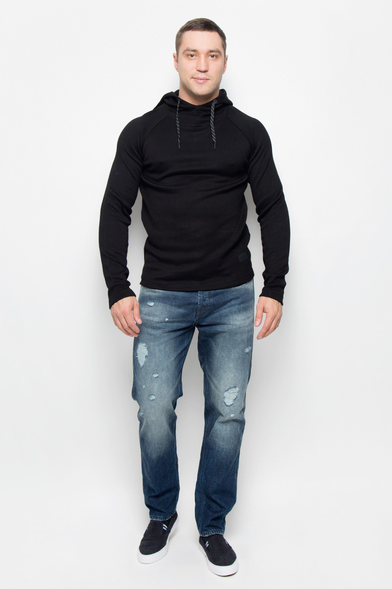 Толстовка12111249_Black Толстовка12111249_BlackСтильная мужская толстовка Jack & Jones, изготовленная из высококачественного комбинированного материала, необычайно мягкая и приятная на ощупь, не сковывает движения. Модель с капюшоном и длинными рукавами-реглан. Капюшон дополнен шнурком-застежкой. Изделие оформлено фирменной нашивкой. Эта модная и в тоже время комфортная толстовка отличный вариант как для активного отдыха, так и для занятий спортом!