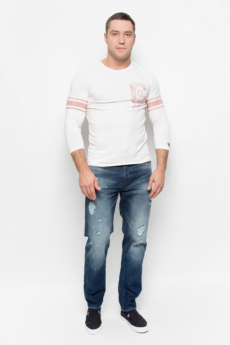 Лонгслив12110326_Cloud Dancer Лонгслив12110326_Cloud DancerМужской лонгслив Jack & Jones, изготовленный из натурального хлопка, станет отличным дополнением к вашему гардеробу. Материал изделия приятный на ощупь, не сковывает движений и позволяет коже дышать. Модель с круглым вырезом горловины и рукавами длинной 7/8 оформлена оригинальным принтом. Современный дизайн и расцветка делают этот лонгслив стильным предметом мужской одежды. Такая модель подарит вам комфорт в течение всего дня.