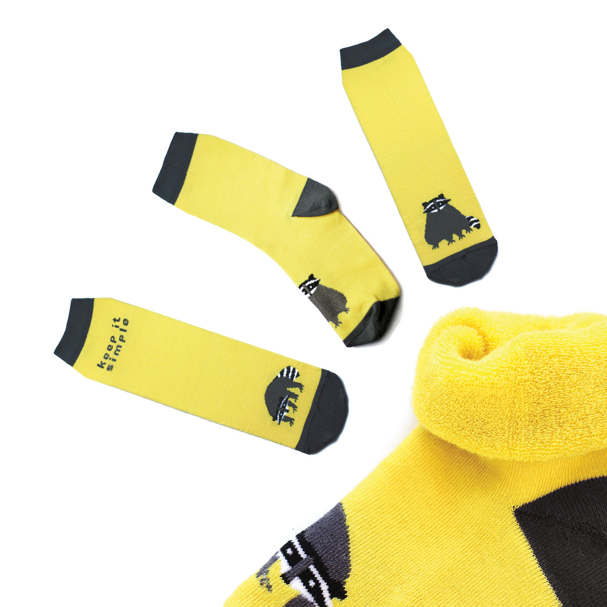 Носкиca1233_махровые Носкиca1233_махровыеМужские махровые носки Big Bang Socks изготовлены из высококачественного хлопка с добавлением полиамидных и эластановых волокон, которые обеспечивают великолепную посадку. Носки отличаются ярким стильным дизайном, они оформлены изображением енота и надписью: Keep it simple. Удобная широкая резинка идеально облегает ногу и не пережимает сосуды, усиленные пятка и мысок повышают износоустойчивость носка, а удлиненный паголенок придает более эстетичный вид. Дизайнерские носки Big Bang Socks - яркая деталь в вашем образе и оригинальный подарок для друзей и близких.