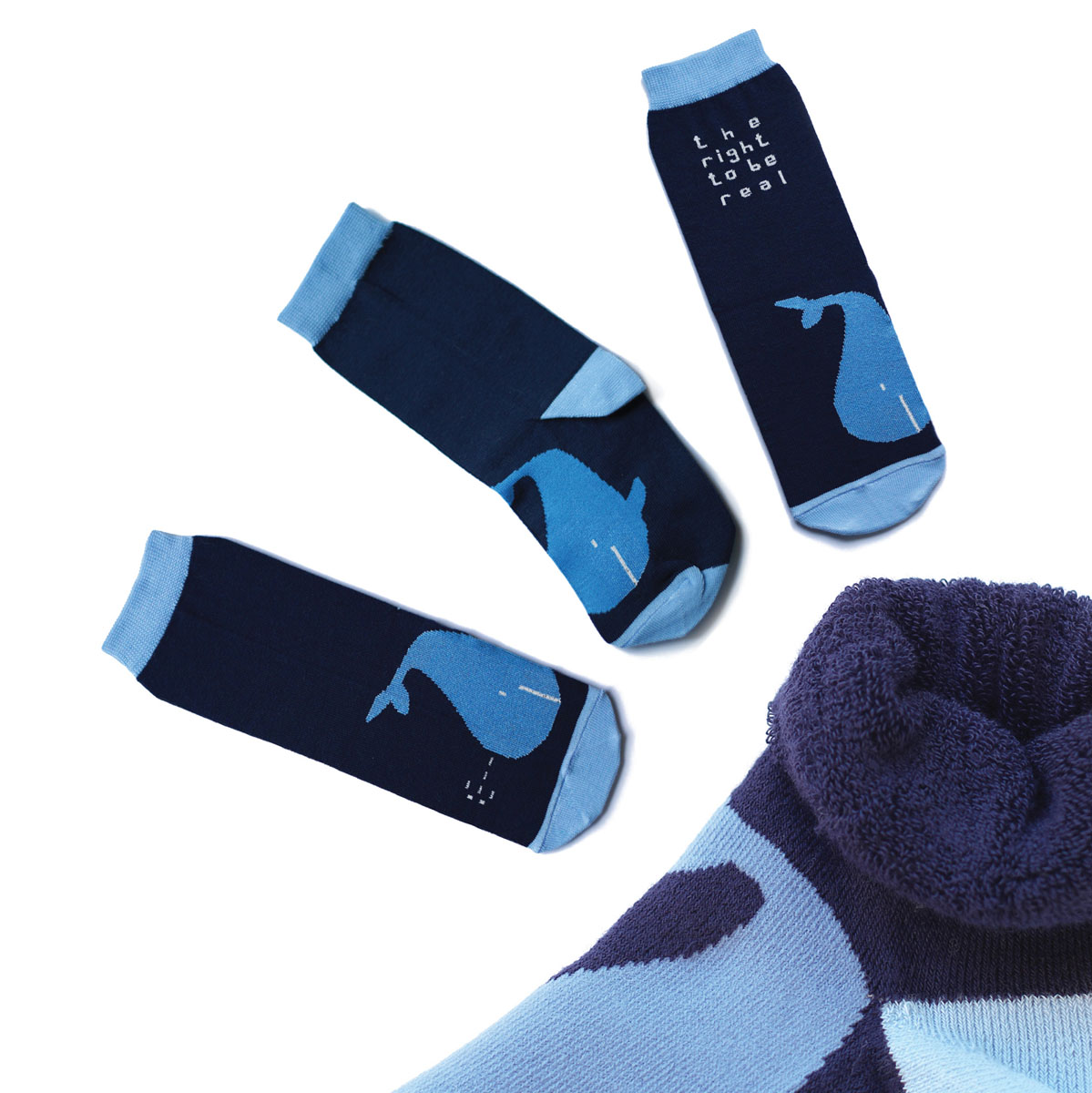 Носкиca1333_махровые Носкиca1333_махровыеМужские махровые носки Big Bang Socks изготовлены из высококачественного хлопка с добавлением полиамидных и эластановых волокон, которые обеспечивают великолепную посадку. Носки отличаются ярким стильным дизайном, они оформлены изображением кита и надписью: The right to be real. Удобная широкая резинка идеально облегает ногу и не пережимает сосуды, усиленные пятка и мысок повышают износоустойчивость носка, а удлиненный паголенок придает более эстетичный вид. Дизайнерские носки Big Bang Socks - яркая деталь в вашем образе и оригинальный подарок для друзей и близких.
