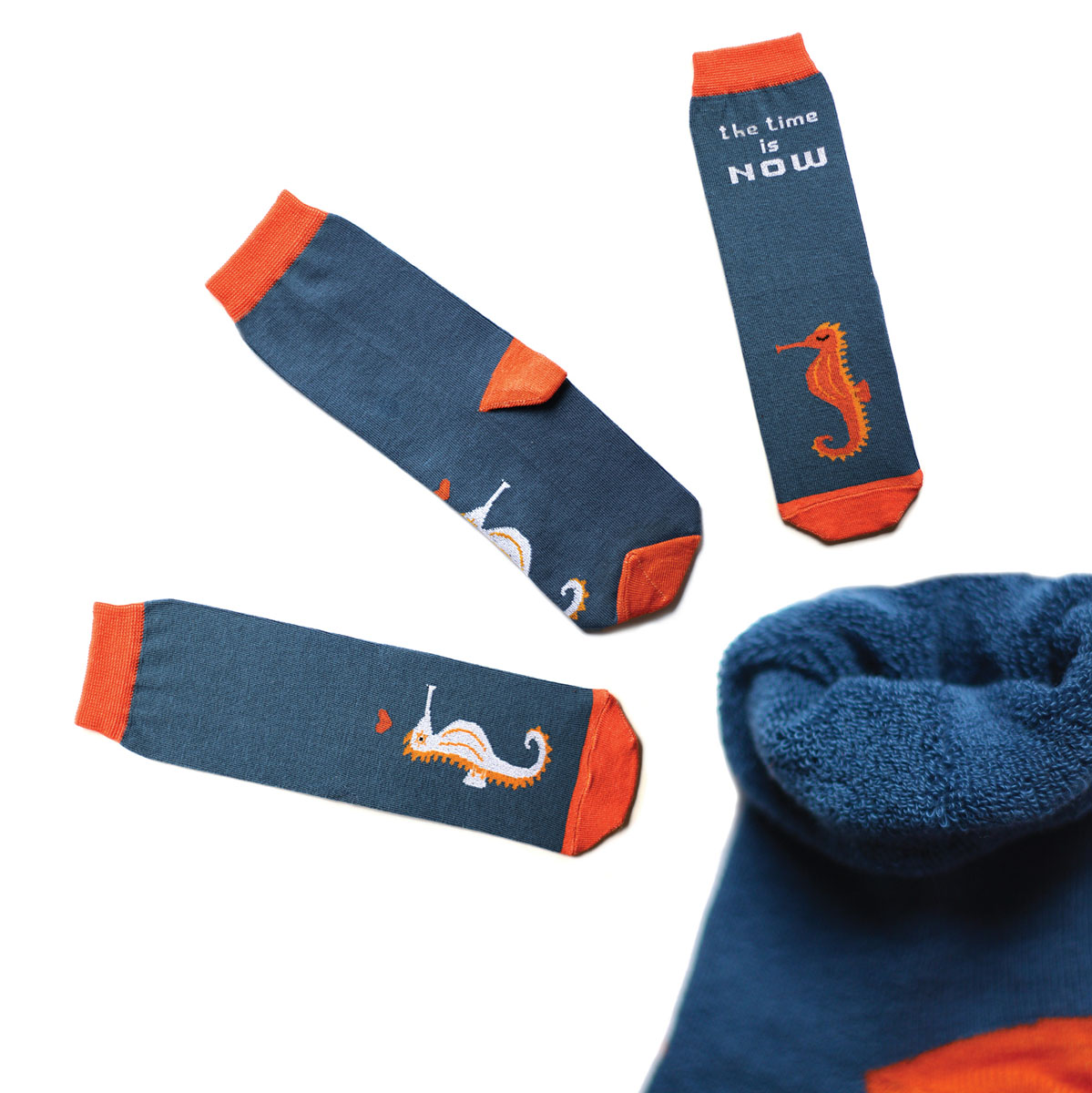 Носкиca1933_махровые Носкиca1933_махровыеТеплые мужские махровые носки Big Bang Socks изготовлены из высококачественного хлопка с добавлением полиамидных и эластановых волокон, которые обеспечивают великолепную посадку. Носки отличаются ярким стильным дизайном, они оформлены изображением морских коньков и надписью: The time is now. Удобная широкая резинка идеально облегает ногу и не пережимает сосуды, усиленные пятка и мысок повышают износоустойчивость носка, а удлиненный паголенок придает более эстетичный вид. Дизайнерские носки Big Bang Socks - яркая деталь в вашем образе и оригинальный подарок для друзей и близких.