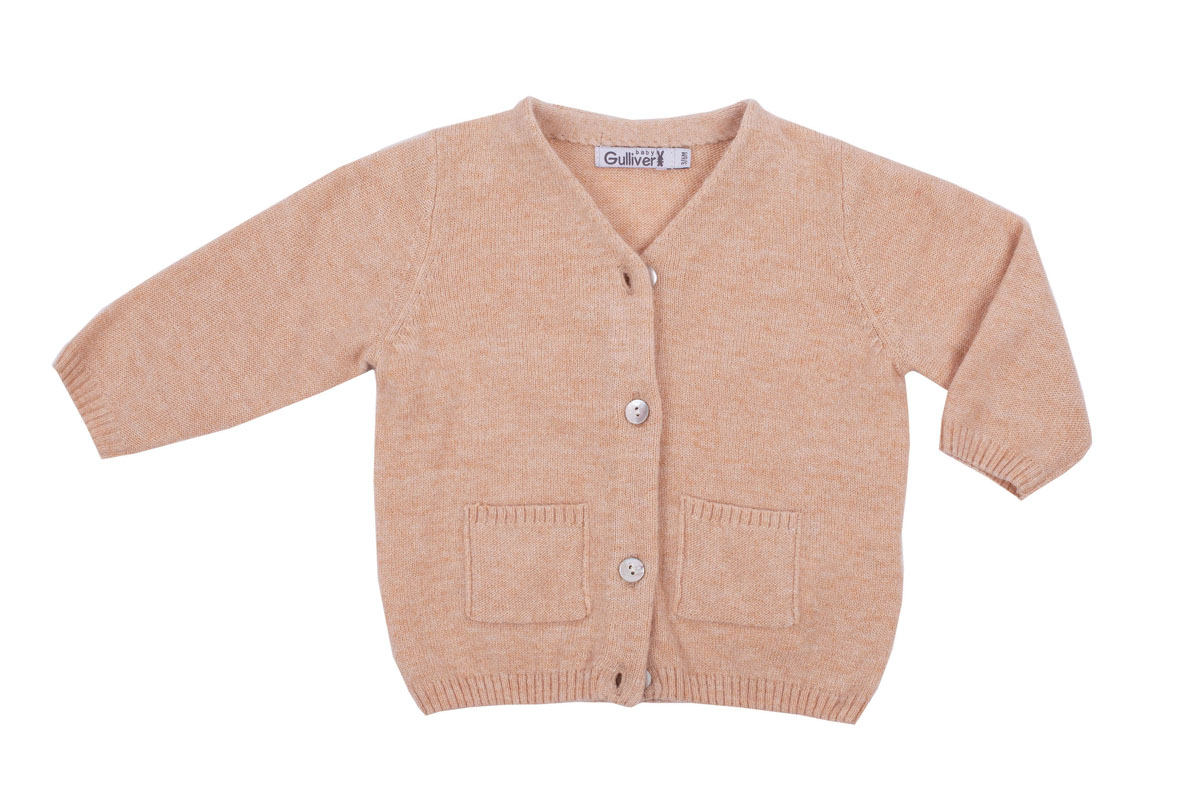 Кофта216GBUNC3501 Кофта216GBUNC3501Вязаная кофта для малыша Gulliver Baby прекрасно дополнит ползунки, футболку, боди, придав комплекту уют и комфорт. Благородный цвет, накладные карманы, застежка на пуговицы и деликатная фирменная нашивка на спинке делают изделие полноценным и завершенным.