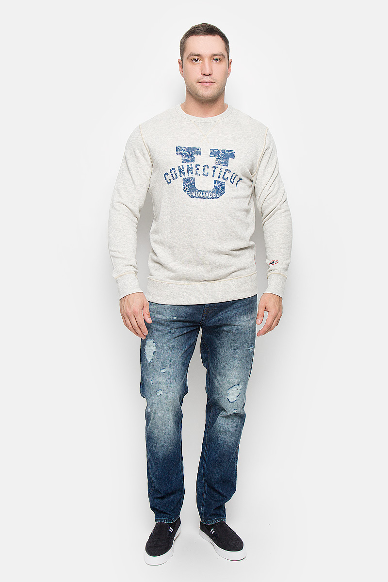 Свитшот12109228_White Melange Свитшот12109228_White MelangeМужской свитшот Jack & Jones Vintage, выполненный из хлопка с добавлением вискозы, идеально подойдет для повседневной носки. Материал очень мягкий, тактильно приятный, не сковывает движения и обладает высокими дышащими свойствами. Изнаночная сторона с небольшими петельками. Свитшот с круглым вырезом горловины и длинными рукавами оформлен термоаппликацией в виде надписи. На рукавах предусмотрены широкие манжеты. Низ изделия дополнен трикотажной резинкой. Изделие украшено фирменными нашивками. Современный дизайн и отличное качество делают этот свитшот стильным и практичным предметом мужской одежды. Такая модель подарит вам комфорт в течение всего дня!