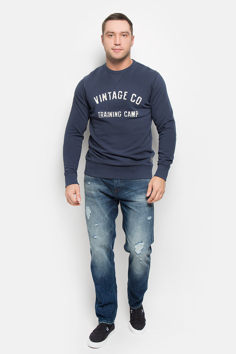 Свитшот12109228_Mood Indigo Свитшот12109228_Mood IndigoМужской свитшот Jack & Jones Vintage, выполненный из натурального хлопка, идеально подойдет для повседневной носки. Материал очень мягкий, тактильно приятный, не сковывает движения и обладает высокими дышащими свойствами. Изнаночная сторона с небольшими петельками. Свитшот с круглым вырезом горловины и длинными рукавами оформлен термоаппликацией в виде надписи. На рукавах предусмотрены широкие манжеты. Низ изделия дополнен трикотажной резинкой. Изделие украшено фирменной нашивкой. Современный дизайн и отличное качество делают этот свитшот стильным и практичным предметом мужской одежды. Такая модель подарит вам комфорт в течение всего дня!