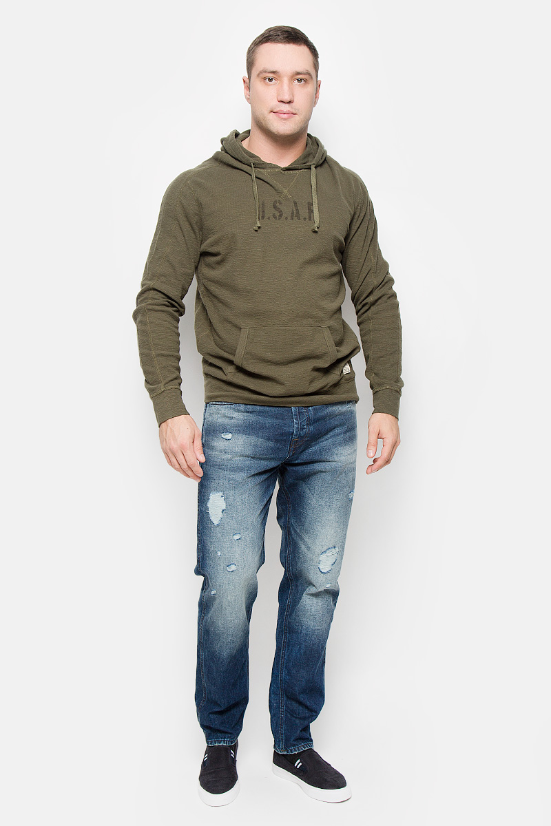 Толстовка12109128_Olive Night Толстовка12109128_Olive NightСтильная мужская толстовка Jack & Jones Vintage, изготовленная из натурального хлопка, необычайно мягкая и приятная на ощупь, не сковывает движения. Модель с капюшоном и длинными рукавами. Капюшон дополнен шнурком-застежкой. Низ рукава и низ модели обработаны эластичными манжетами. Спереди расположен накладной карман кенгуру. Изделие оформлено надписями и фирменной нашивкой. Эта модная и в тоже время комфортная толстовка отличный вариант как для активного отдыха, так и для занятий спортом!