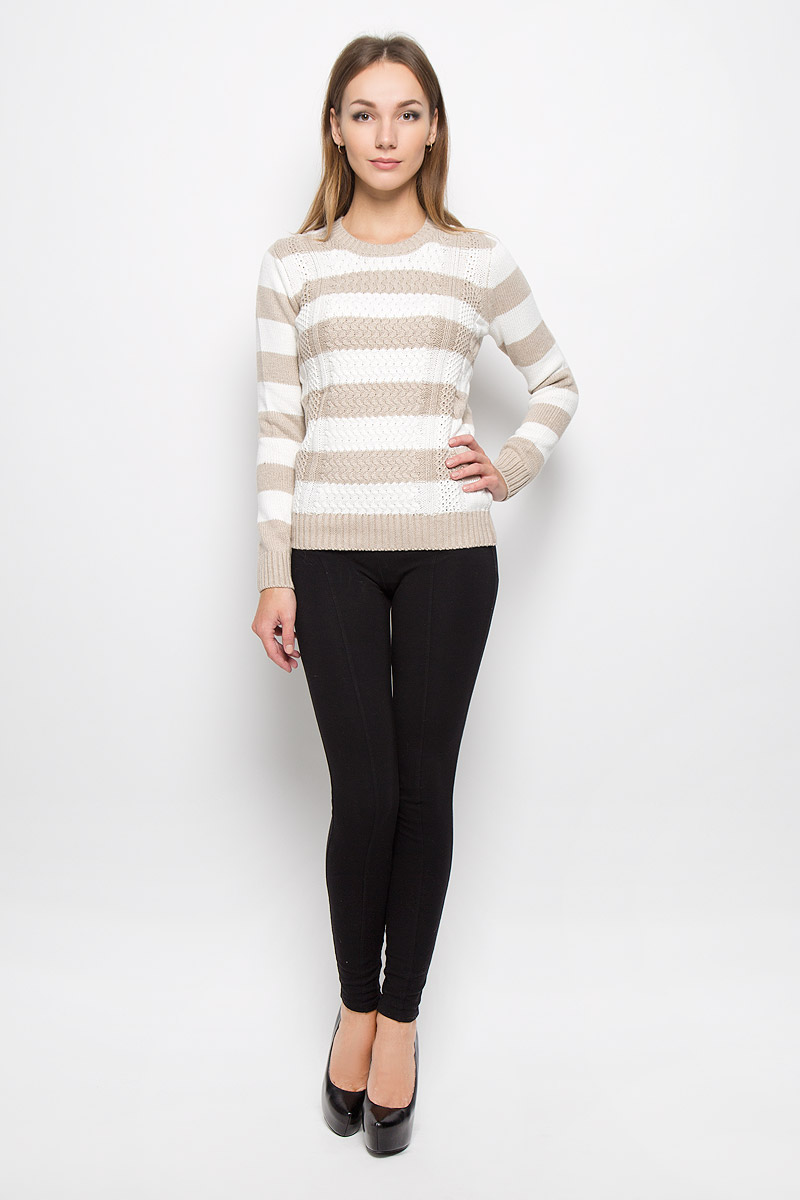 ДжемперJR-314/1083-6414 ДжемперJR-314/1083-6414Женский джемпер Sela Casual изготовлен из мягкой пряжи, состоящей из хлопка, нейлона и шерсти. Изделие приятное на ощупь, не стесняет движений, обладает высокими дышащими свойствами, обеспечивает комфорт при носке. Джемпер с круглым вырезом горловины и длинными рукавами оформлен контрастными полосками. Вырез горловины, манжеты и низ изделия связаны резинкой. Изделие украшено вязаными узорами. Уютный джемпер великолепно подойдет для создания образа в стиле Casual!