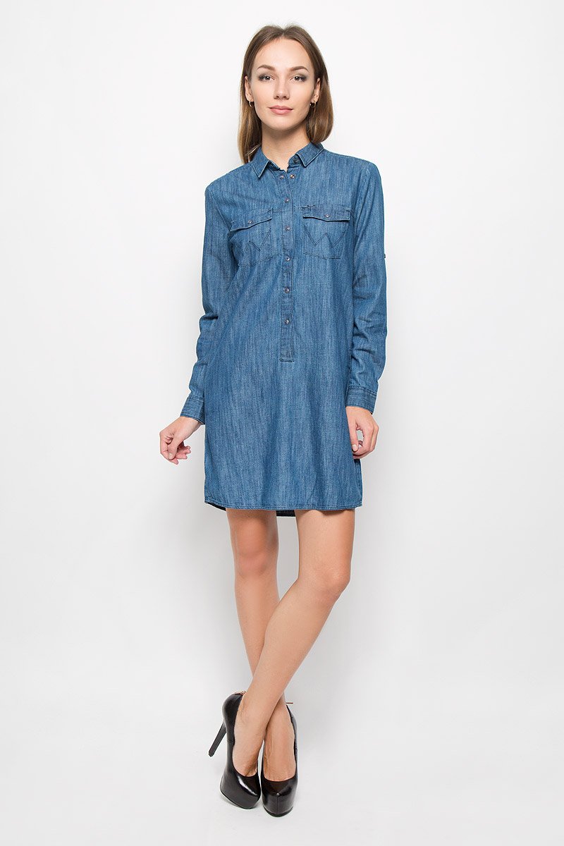 ПлатьеW90537P3E ПлатьеW90537P3EЭлегантное платье Wrangler выполнено из натурального хлопка. Такое платье обеспечит вам комфорт и удобство при носке и непременно вызовет восхищение у окружающих. Модель средней длины с длинными рукавами и отложным воротником выгодно подчеркнет все достоинства вашей фигуры. Платье стилизовано под джинсовую рубашку, застегивается на кнопки на груди, воротник застегивается на пуговицу. Манжеты рукавов также застегиваются на кнопки, рукава дополнены хлястиками на пуговицах, позволяющими зафиксировать рукав в закатанном состоянии. Платье дополнено двумя нагрудными карманами с клапанами на кнопках и двумя втачными карманами. Изысканное платье-миди создаст обворожительный и неповторимый образ. Это модное и комфортное платье станет превосходным дополнением к вашему гардеробу, оно подарит вам удобство и поможет подчеркнуть ваш вкус и неповторимый стиль.
