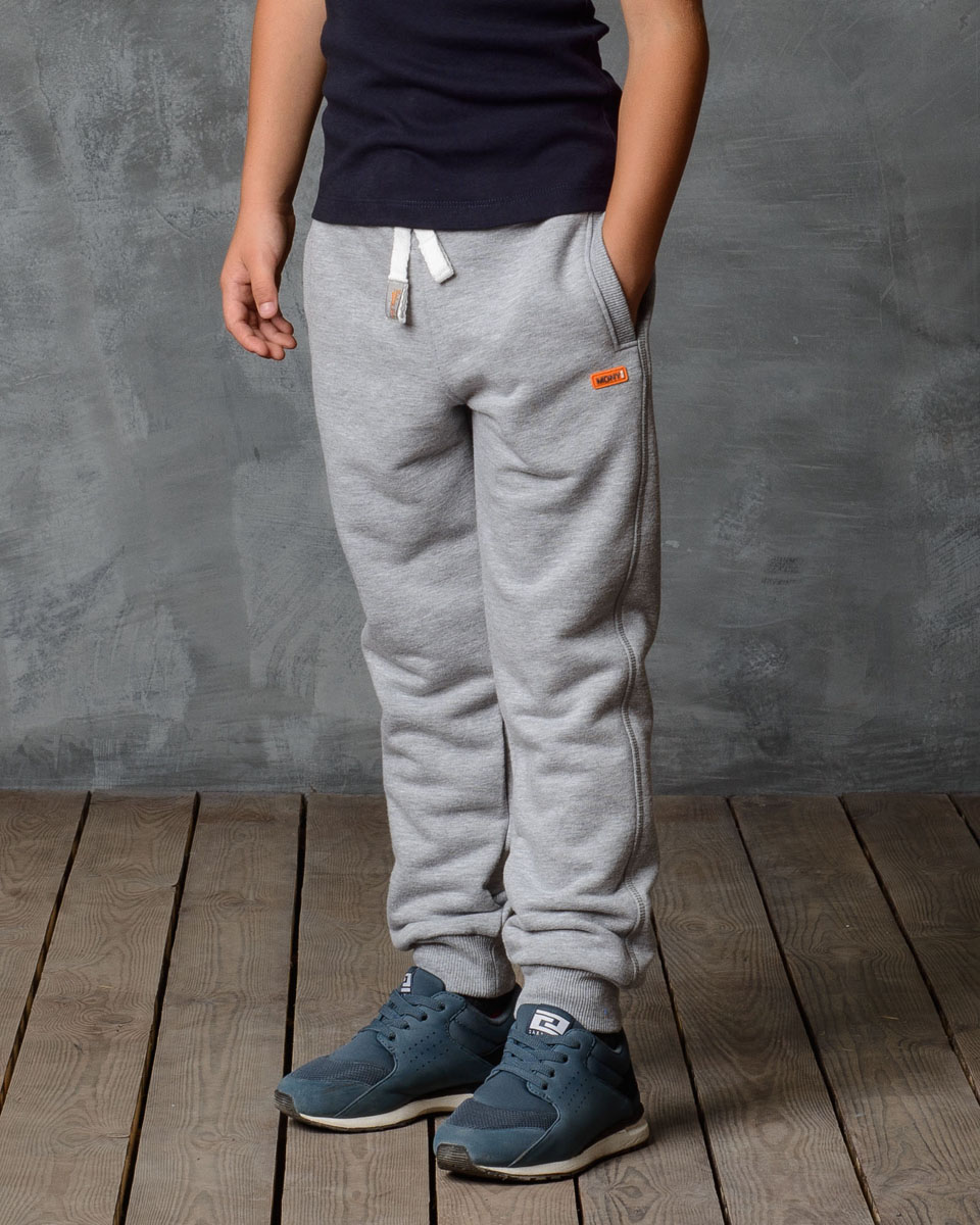 Брюки15B00010702/LABEL_ORANGE Брюки15B00010702/LABEL_ORANGEПолуприлегающий силуэт. Брюки заужены к низу. Комфортный мягкий пояс и манжеты из трикотажной резинки. Изготовлено из высококачественной мягкой ткани. Передние боковые карманы с листочками. Не стесняет движения. Яркая вышивка в стиле Modniy Juk.