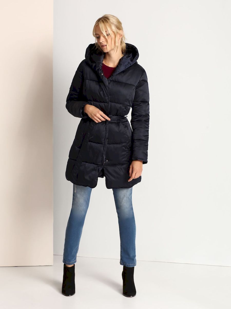 КурткаSKU0694GR КурткаSKU0694GRСтильная женская куртка Top Secret, выполнена из 100% полиэстера. Модель приталенного силуэта с капюшоном и длинными рукавами застегивается на металлическую застежку-молнию и дополнительно ветрозащитной планкой на металлические кнопки. Рукава модели дополнены эластичными внутренними манжетами, препятствующими проникновению холодного воздуха. Спереди изделие дополнено двумя втачными карманами. Текстильный ремешок подчеркивает линию талии.