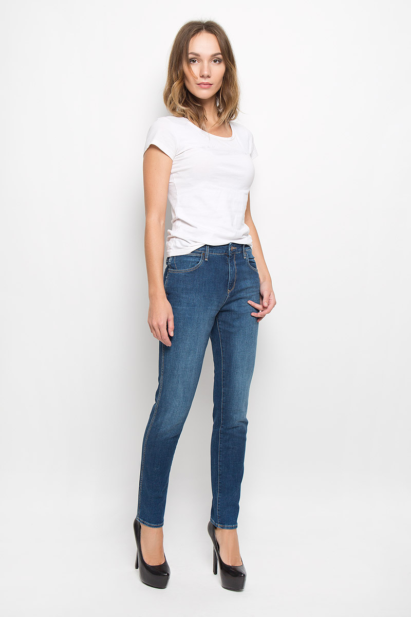 ДжинсыW27M9179H ДжинсыW27M9179HМодные женские джинсы Wrangler изготовлены из эластичного хлопка с добавлением полиэстера и эластана, они приятные на ощупь, не сковывают движения и хорошо пропускают воздух. Джинсы-бойфренды со стандартной посадкой застегиваются на металлическую пуговицу и имеют ширинку на застежке-молнии. На поясе предусмотрены шлевки для ремня. Спереди расположены два втачных кармана и один маленький накладной, а сзади - два накладных кармана, дополненные стильной нашивкой с названием бренда.