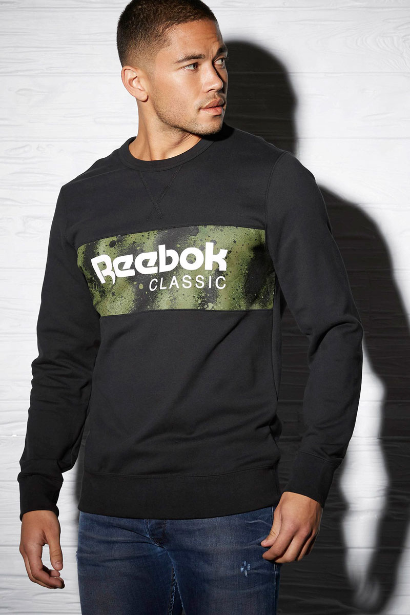 СвитшотAY0829 СвитшотAY0829Мужской свитшот Reebok F Spray Camo Archiv выполнен из высококачественного материала. Эта модель создана специально для вас. Идеальный вариант как для тренировки, так и для обычной прогулки. Облегающий крой выгодно подчеркивает фигуру.