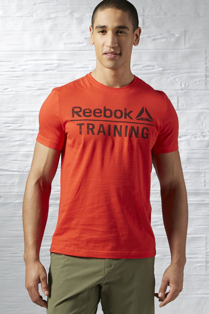 ФутболкаAY1051 ФутболкаAY1051Мужская футболка Training Tee от Reebok идеально подойдет для занятий фитнесом. Модель, изготовленная из натурального хлопка, очень мягкая, тактильно приятная, не сковывает движения и позволяет коже дышать. Футболка-слим с круглым вырезом горловины и короткими рукавами оформлена фирменными надписями.