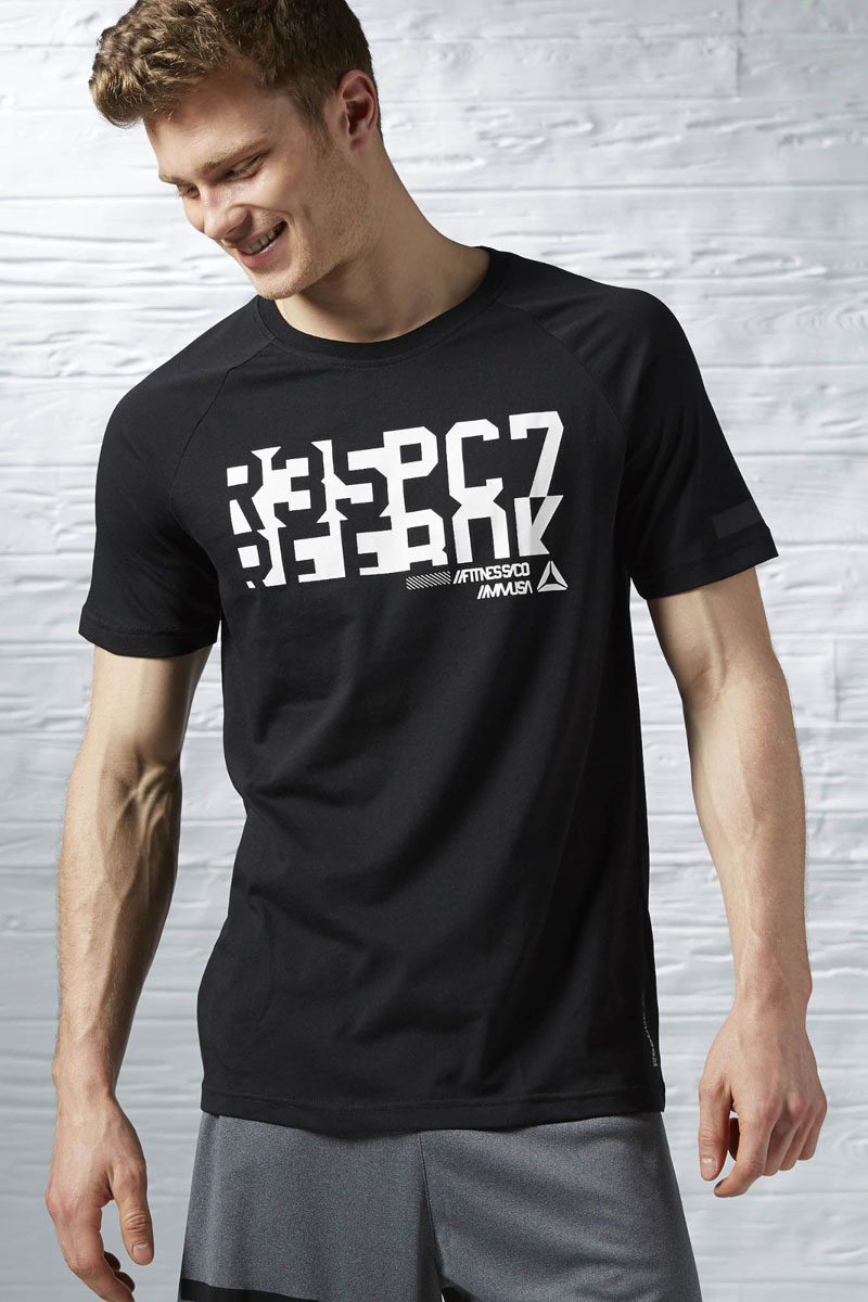 ФутболкаAY2244 ФутболкаAY2244Футболка Reebok Wor C Graphic Tee из мягкого текстиля с большим содержанием хлопка. Прямой крой, короткий рукав-реглан, круглый вырез, яркий принт. Облегающий крой отлично подходит для интенсивных тренировок и совершенно не стесняет движений. Светоотражающая лента на рукаве для видимости в условиях плохого освещения.