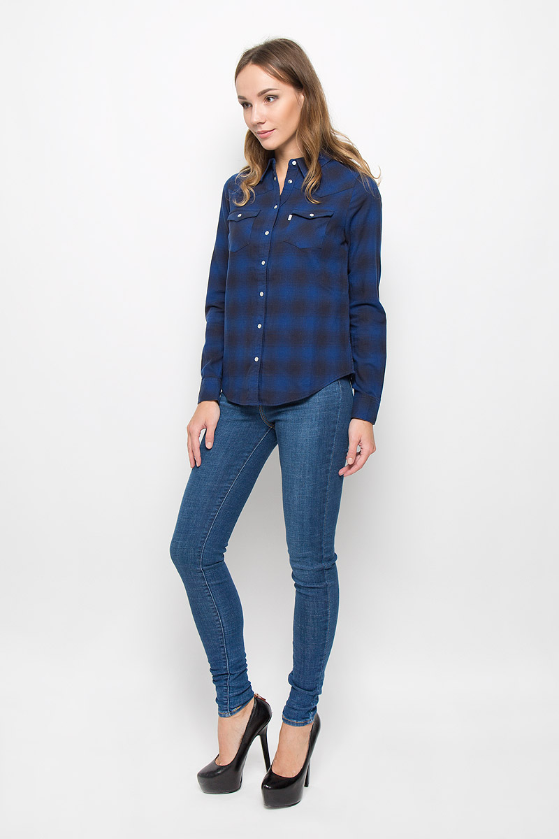 Рубашка2499600070 Рубашка2499600070Стильная женская рубашка Levis®, выполненная из натурального хлопка, очень мягкая, приятная на ощупь и позволяет коже дышать, тем самым обеспечивая наибольший комфорт при носке. Модель с отложным воротником застегивается на кнопки, сверху - на пуговицу. Длинные рукава рубашки дополнены манжетами на кнопках. На груди расположены два накладных кармана с клапанами на кнопках. Оформлено изделие принтом в клетку. Такая рубашка подчеркнет ваш вкус и поможет создать великолепный стильный образ.