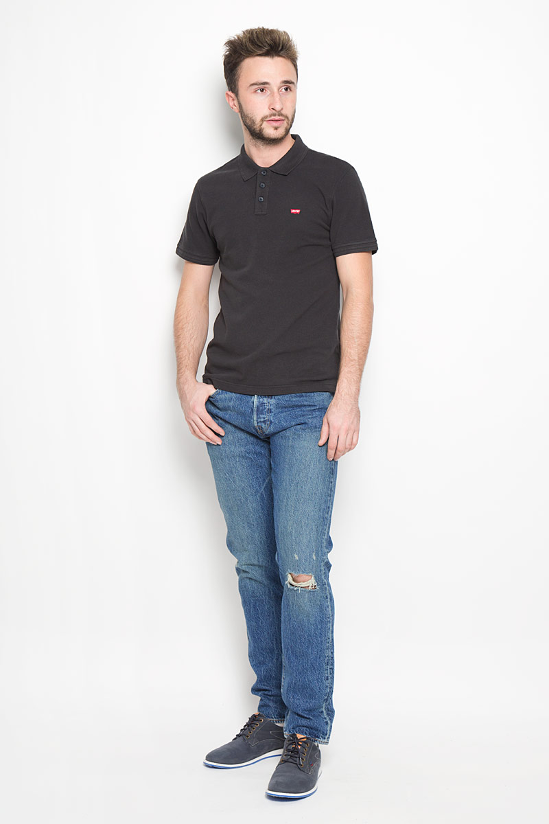 Джинсы2889400040 Джинсы2889400040Стильные мужские джинсы Levis® 501 - джинсы высочайшего качества на каждый день, которые прекрасно сидят. Модель зауженного к низу кроя и средней посадки. Плотная и жестковатая ткань - деним 100% хлопок. Изделие оформлено эффектом потертости и рваным эффектом. Застегиваются джинсы на пуговицу в поясе и ширинку на металлических пуговицах, имеются шлевки для ремня. Спереди модель оформлена двумя втачными карманами и одним небольшим секретным кармашком, а сзади - двумя накладными карманами. Рекомендуется носить подкатанными. Эти модные и в то же время комфортные джинсы послужат отличным дополнением к вашему гардеробу. В них вы всегда будете чувствовать себя уютно и комфортно.