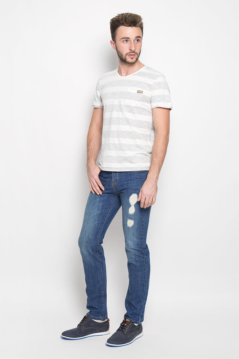 ДжинсыPJ-235/1050-6362 ДжинсыPJ-235/1050-6362Мужские джинсы Sela Denim выполнены из натурального хлопка. Материал изделия тактильно приятный, не стесняет движений и обладает высокими дышащими свойствами. Джинсы застегиваются спереди на металлическую пуговицу и имеют ширинку на застежке-молнии. Прямая модель слегка заужена к низу. На поясе предусмотрены шлевки для ремня. Спереди расположены два втачных кармана и один маленький накладной, а сзади - два накладных кармана. Изделие оформлено потертостями, прорезями и перманентными складками. Отличное качество, дизайн и расцветка делают эти джинсы стильным предметом мужской одежды. Модель поможет создать модный и современный образ!