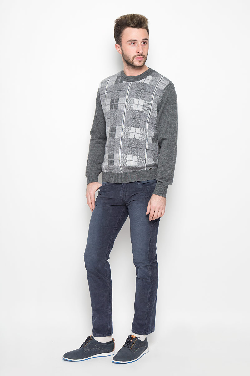 БрюкиW15QAA83I БрюкиW15QAA83IСтильные мужские брюки Wrangler Greensboro - высочайшего качества отлично подойдут на каждый день, прекрасно сидят. Модель прямого кроя и средней посадки изготовлена из высококачественного материала, не сковывает движения. Застегиваются брюки на пластиковую пуговицу в поясе и ширинку на металлической застежке-молнии, имеются шлевки для ремня. Спереди модель оформлена двумя врезными карманами с косыми срезами и одним секретным прорезным кармашком, сзади - двумя накладными карманами. Правый задний кармашек дополнен нашивкой с названием бренда. Эти модные и в то же время комфортные брюки послужат отличным дополнением к вашему гардеробу. В них вы всегда будете чувствовать себя уютно и комфортно.