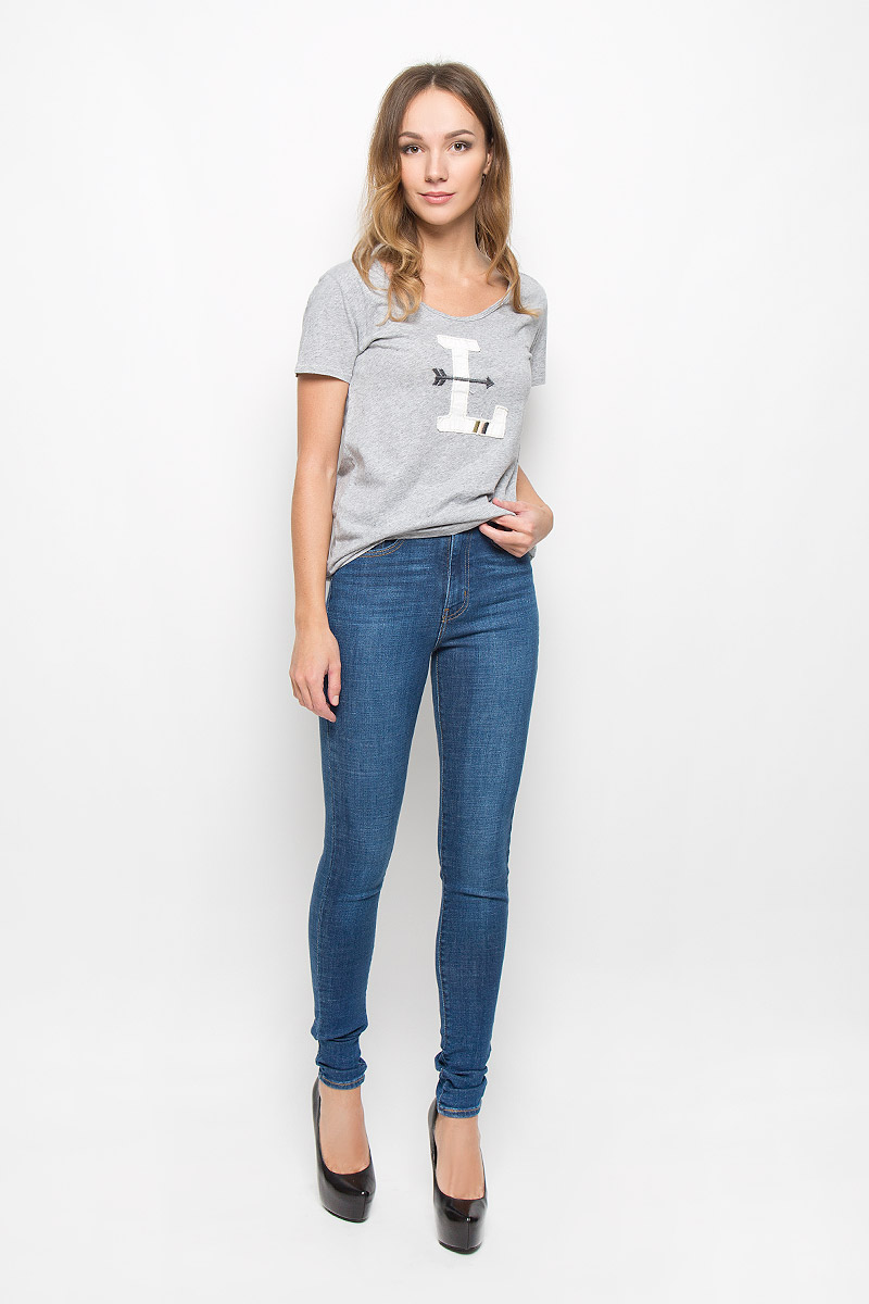 Футболка2352000140 Футболка2352000140Модная женская футболка Levis®, выполненная из натурального хлопка, прекрасно подойдет для повседневной носки. Футболка с V-образным вырезом горловины и короткими рукавами оформлена спереди крупным нашивкой.