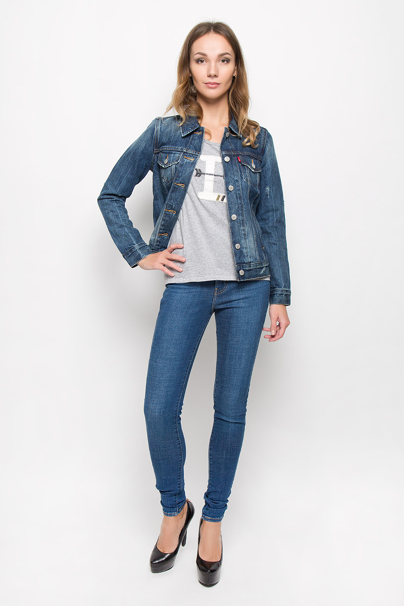 Куртка1575000220 Куртка1575000220Стильная джинсовая куртка Levis®, выполненная из натурального хлопка, отличный вариант для прохладной погоды. Модель с отложным воротником и длинными рукавами застегивается на металлические пуговицы по всей длине. Спереди изделие оформлено двумя прорезными карманами с клапанами на пуговицах и двумя открытыми прорезными карманами. Рукава понизу дополнены манжетами, застегивающимися на пуговицы. Объем низа изделия регулируется при помощи хлястиков с пуговицами. Куртка оформлена потертостями и рваным эффектом. Эта куртка - практичная вещь, которая, несомненно, впишется в ваш гардероб, в ней вы будете чувствовать себя уютно и комфортно.