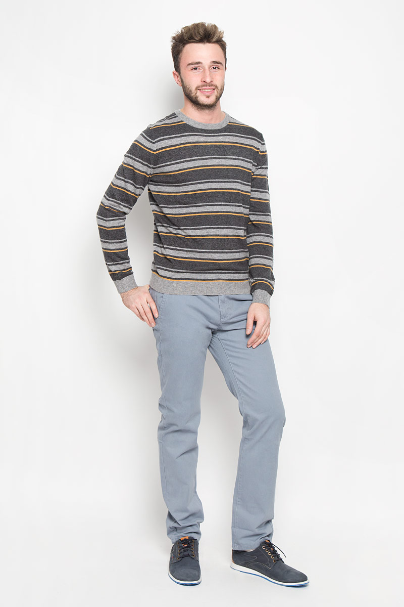 БрюкиP-215/504-6322 БрюкиP-215/504-6322Мужские брюки Sela Casual Wear выполнены из натурального хлопка. Материал изделия тактильно приятный, не стесняет движений и обладает высокими дышащими свойствами. Брюки прямого кроя застегиваются спереди на пуговицы и имеют ширинку на застежке-молнии. На поясе предусмотрены шлевки для ремня. Спереди расположены два втачных кармана и один маленький прорезной, а сзади - два прорезных кармана. Украшено изделие небольшой металлической пластиной. Отличное качество, дизайн и расцветка делают эти брюки стильным предметом мужской одежды. Модель поможет создать модный и современный образ!